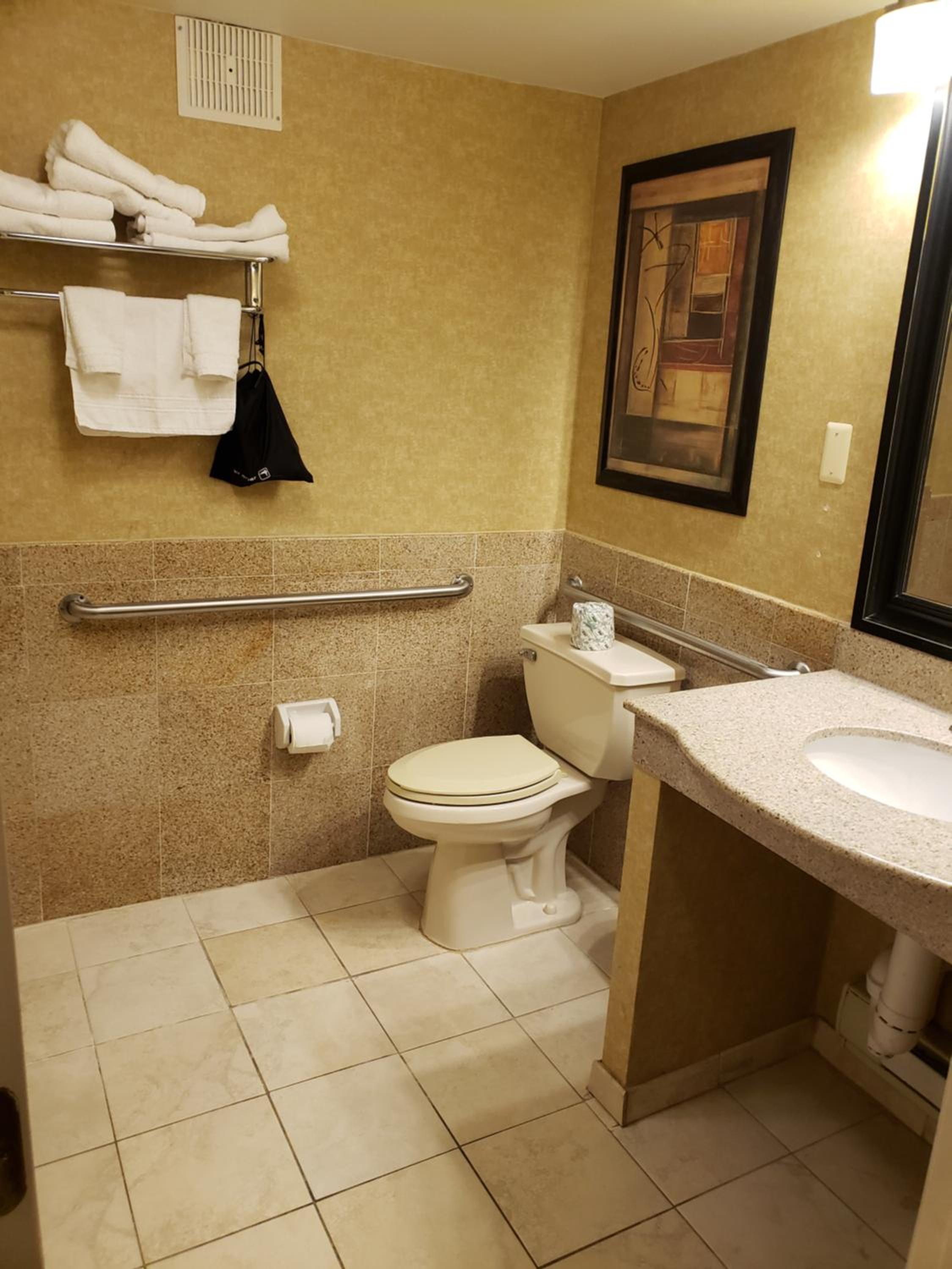Queen Room With Two Queen beds Mobility Access / Non SMoking photo 2