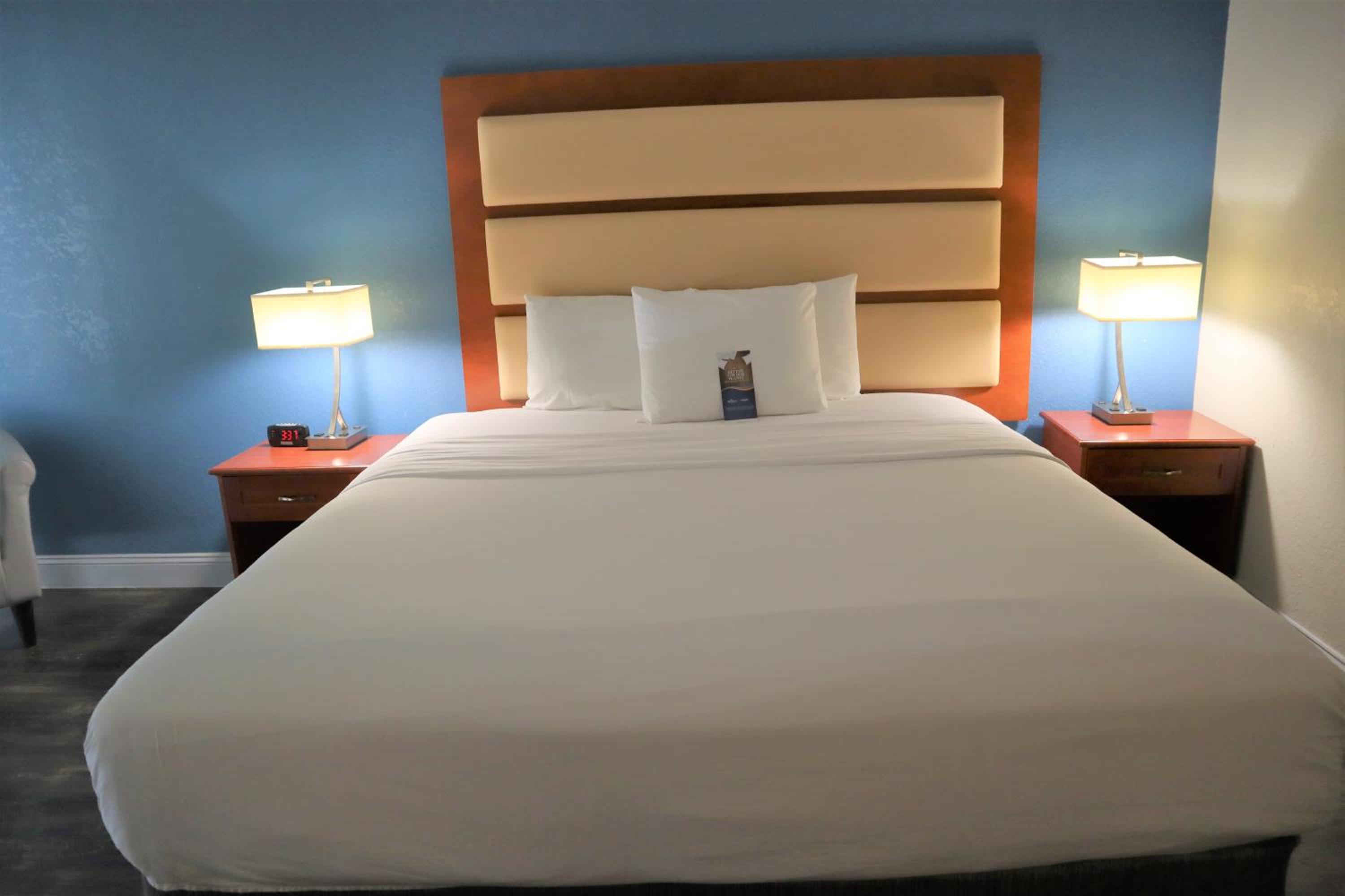 King Room - Non-Smoking - Photo 2