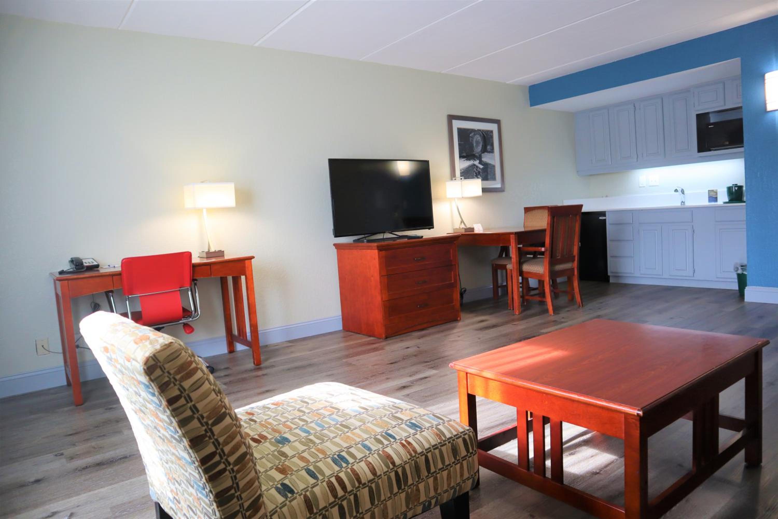 One-Bedroom King Suite - Non-Smoking - Photo 2