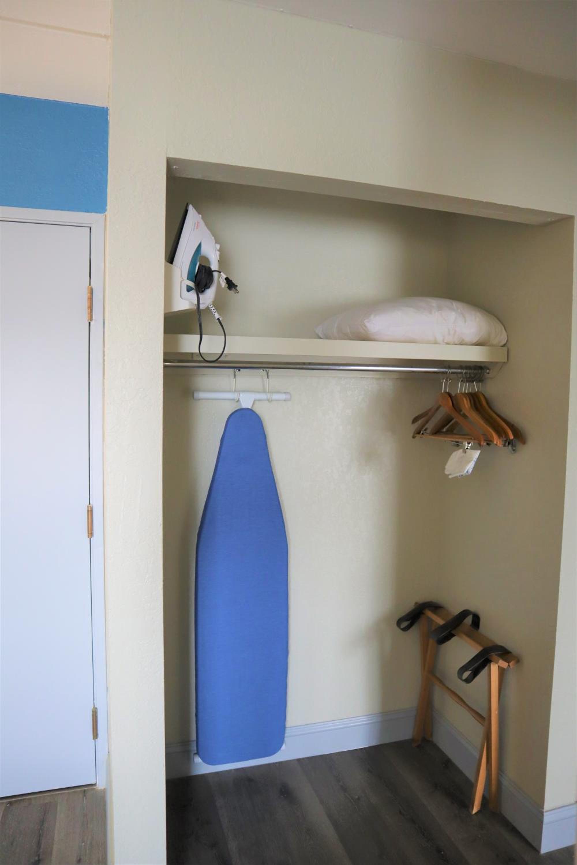 Queen Room with Two Queen Beds - Non-Smoking - Photo 2