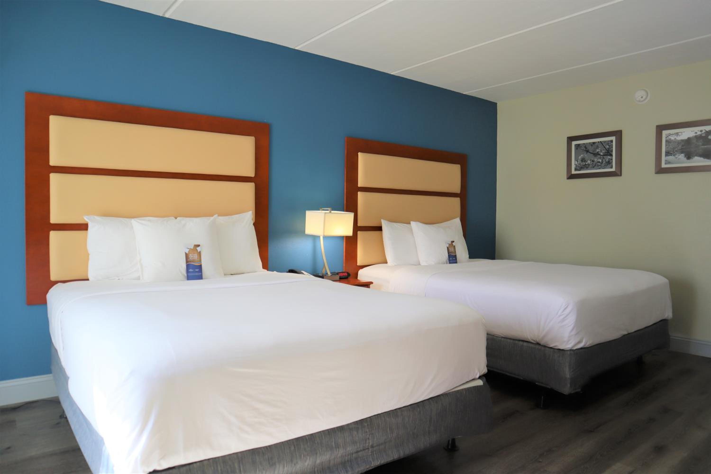 Queen Room with Two Queen Beds - Non-Smoking - Photo 1