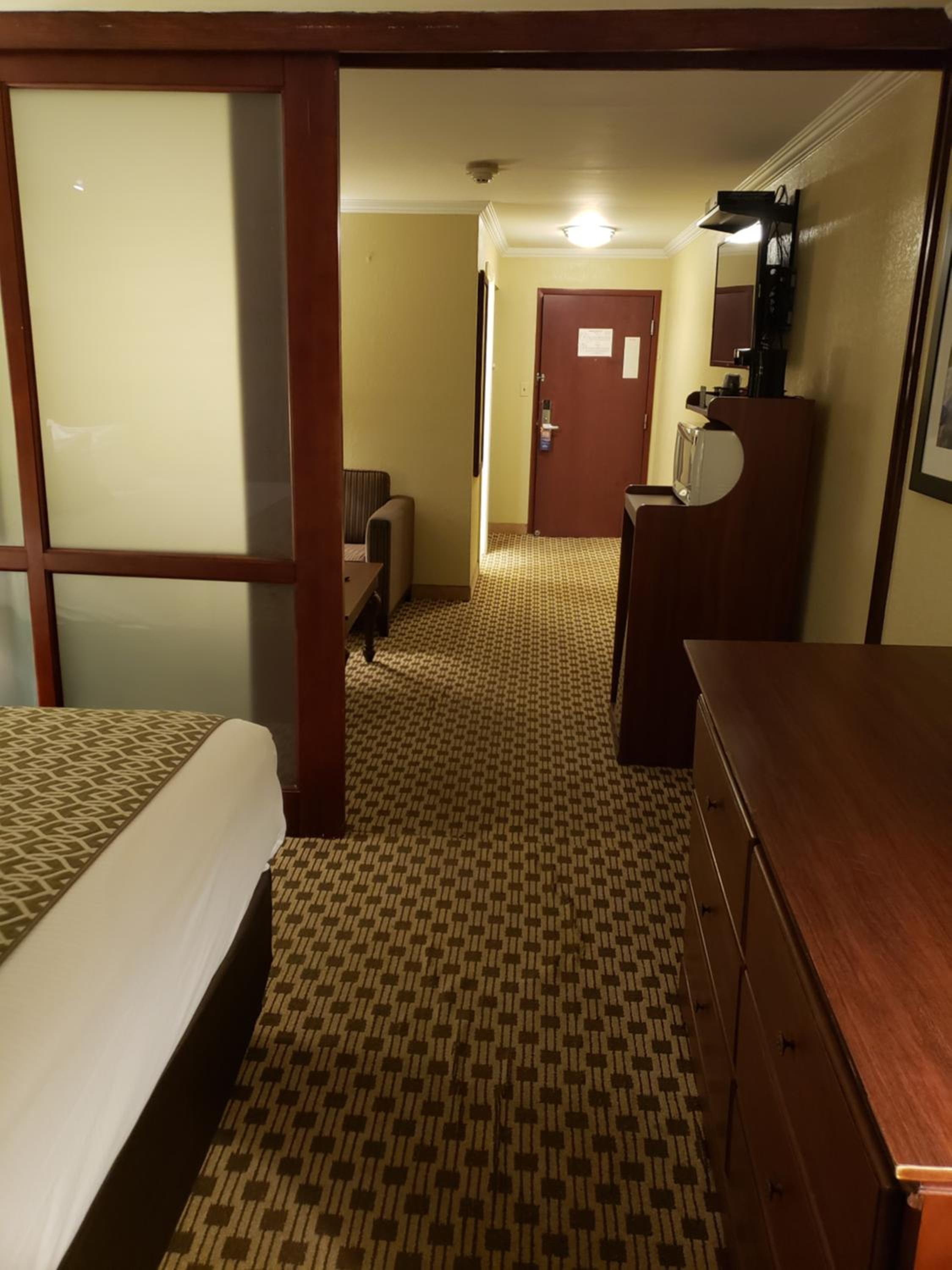 One-Bedroom King Suite - Non-Smoking photo 3