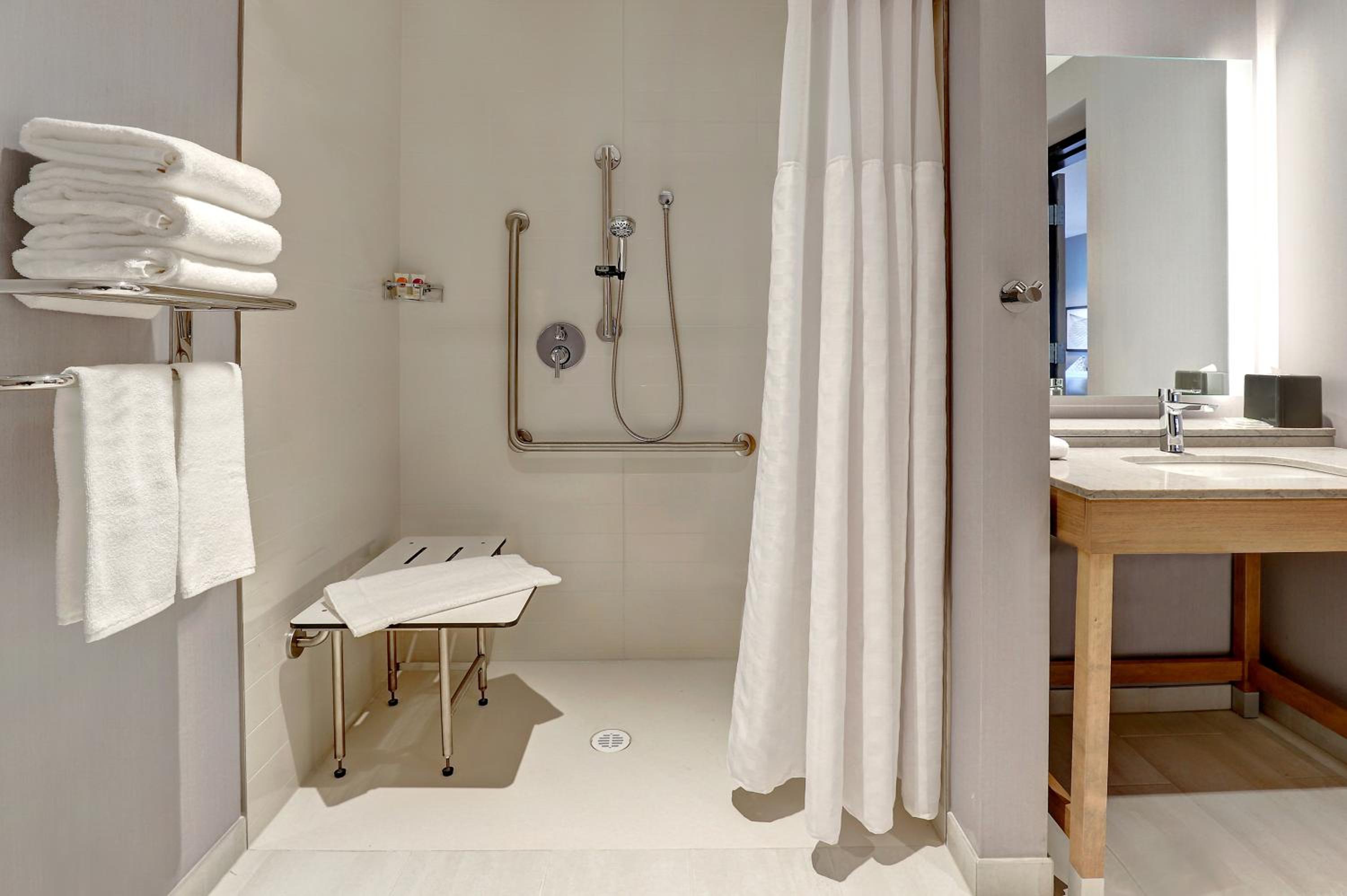 Queen Room with Two Queen Beds, Sofa Bed and Roll-in Shower - Disability Access - Photo 4