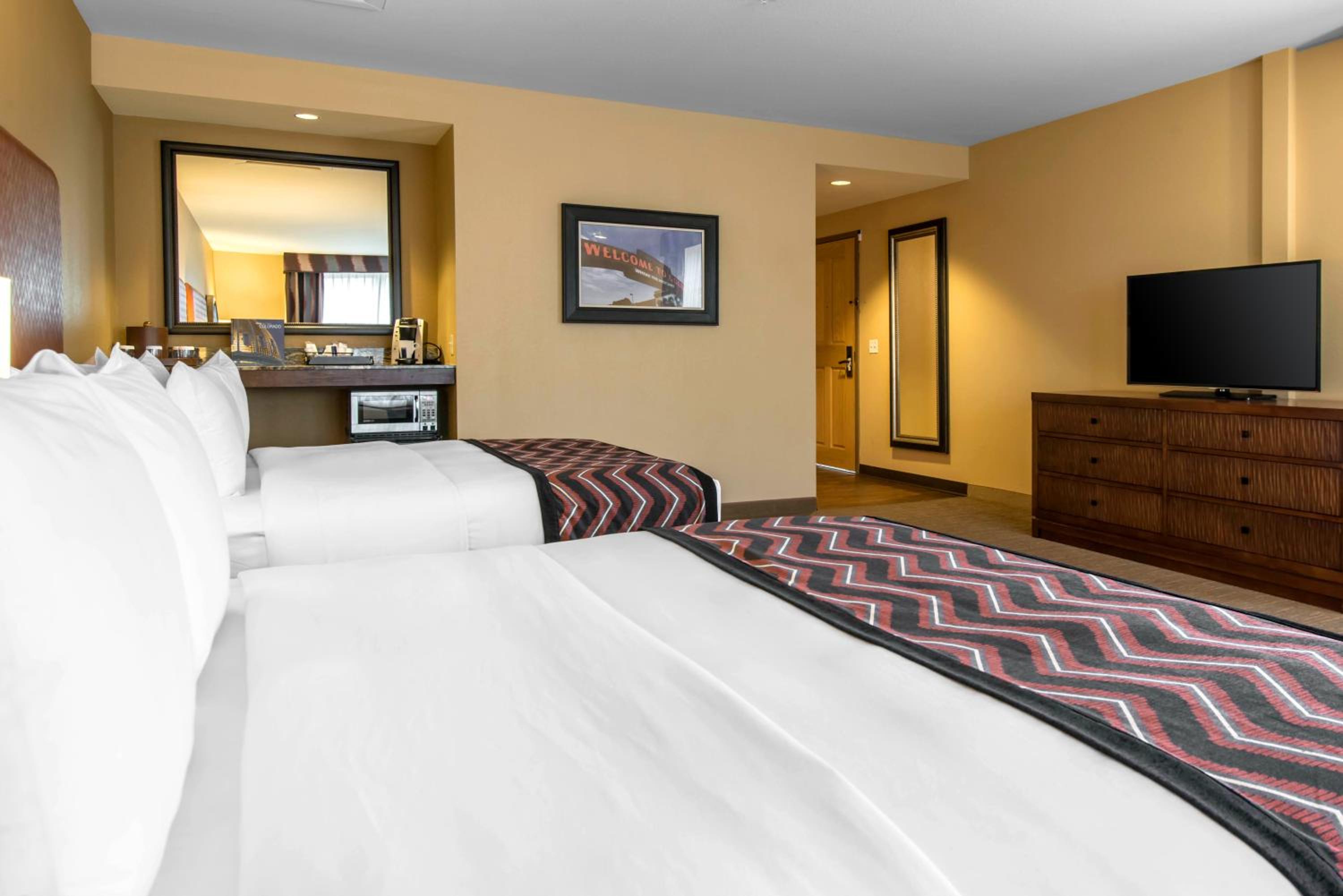 Queen Room with Two Queen Beds - Non-Smoking - Photo 2