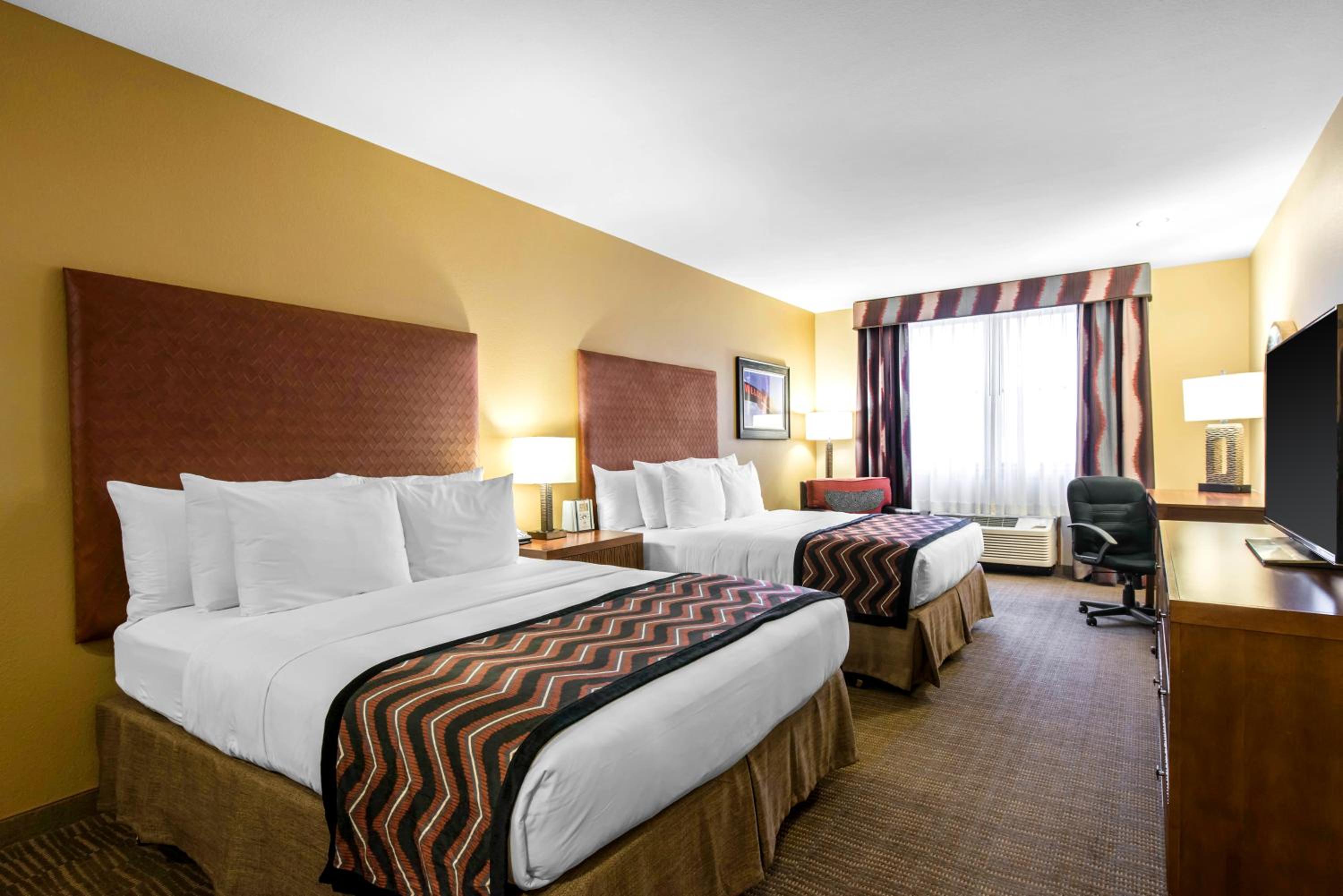 Queen Room with Two Queen Beds - Non-Smoking - Photo 7