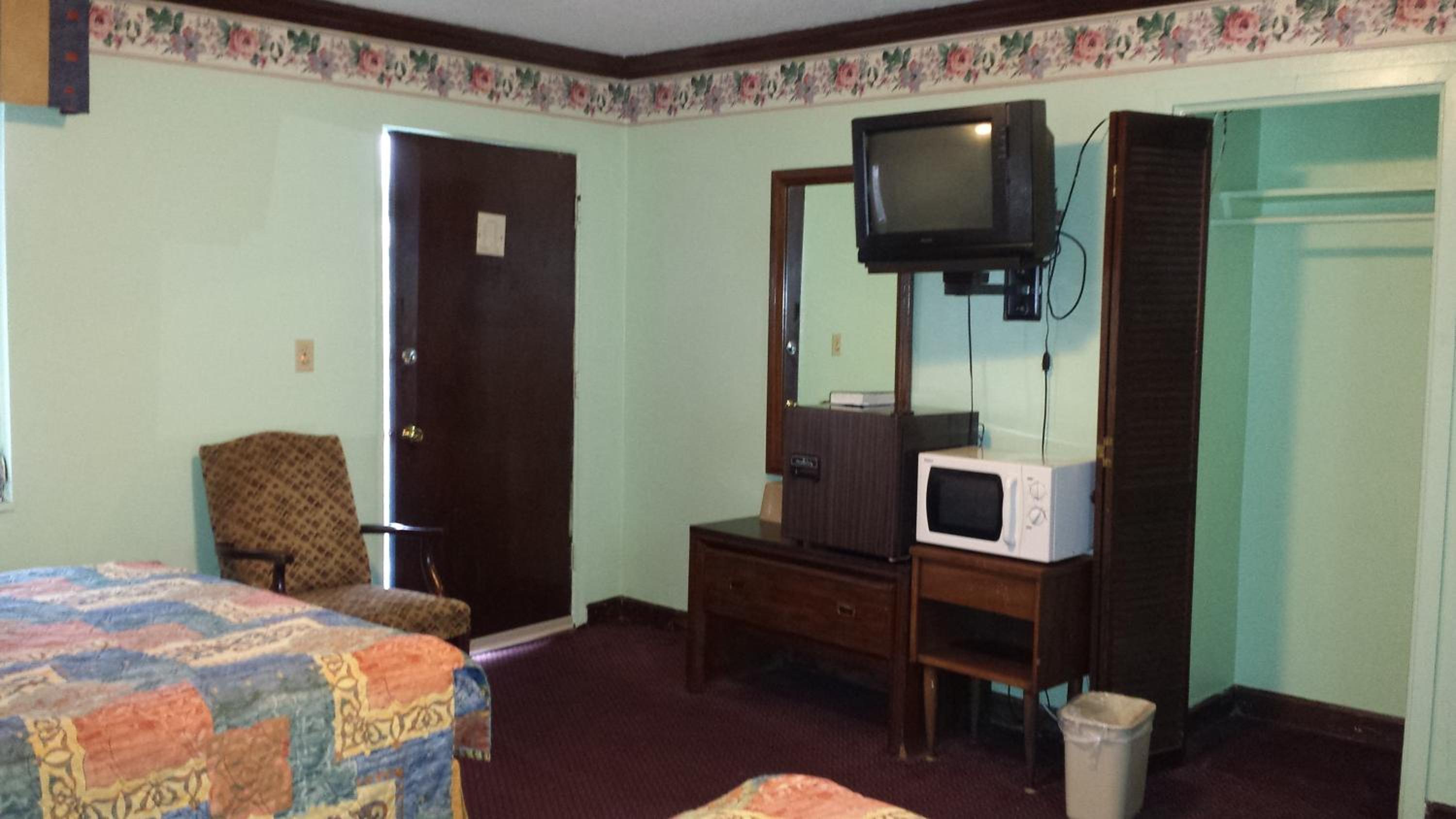 Room with Two Queen Beds - Non-Smoking - Photo 5