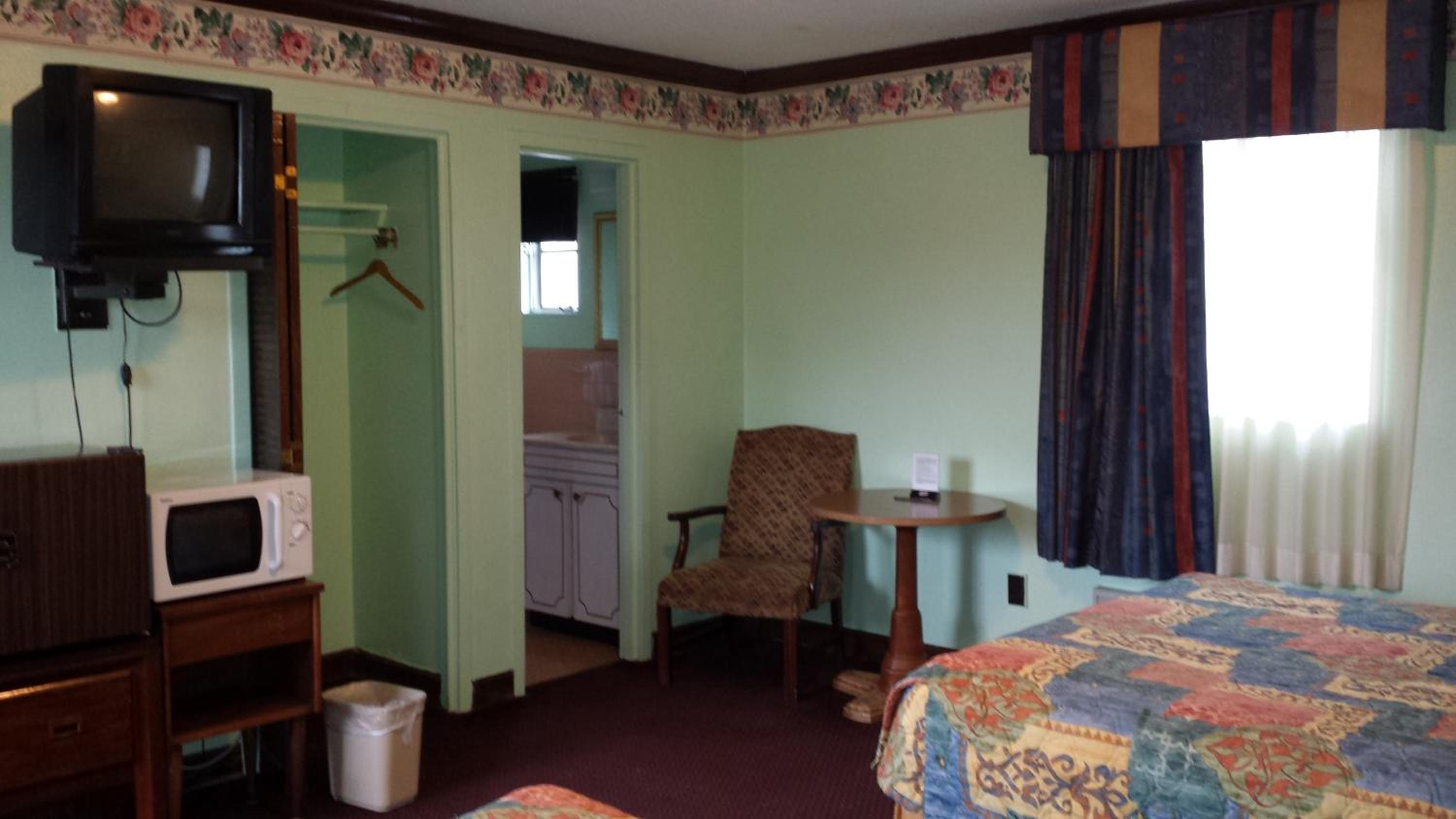 Room with Two Queen Beds - Non-Smoking - Photo 6