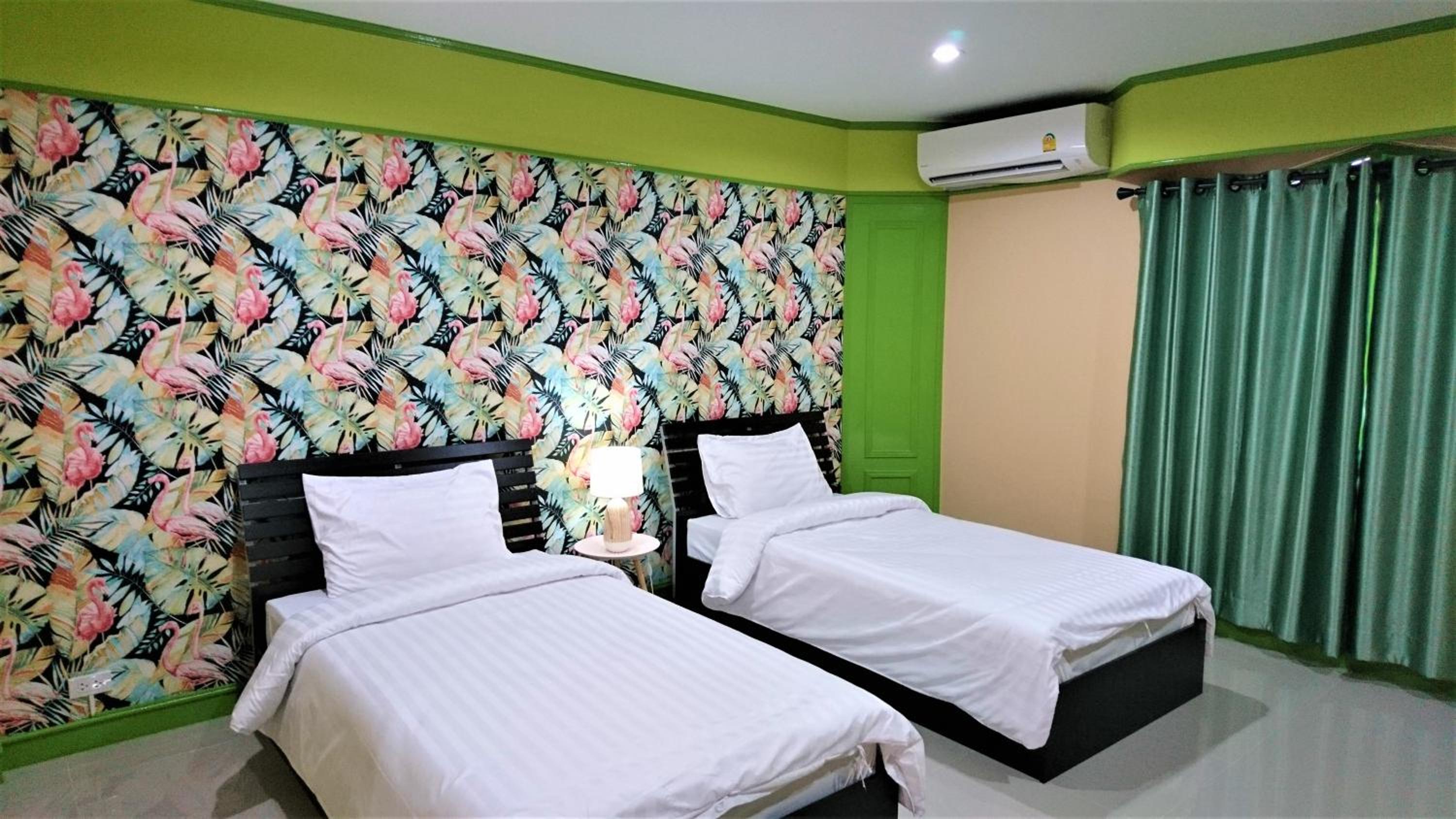 Twin Room with Private Bathroom - Photo 9