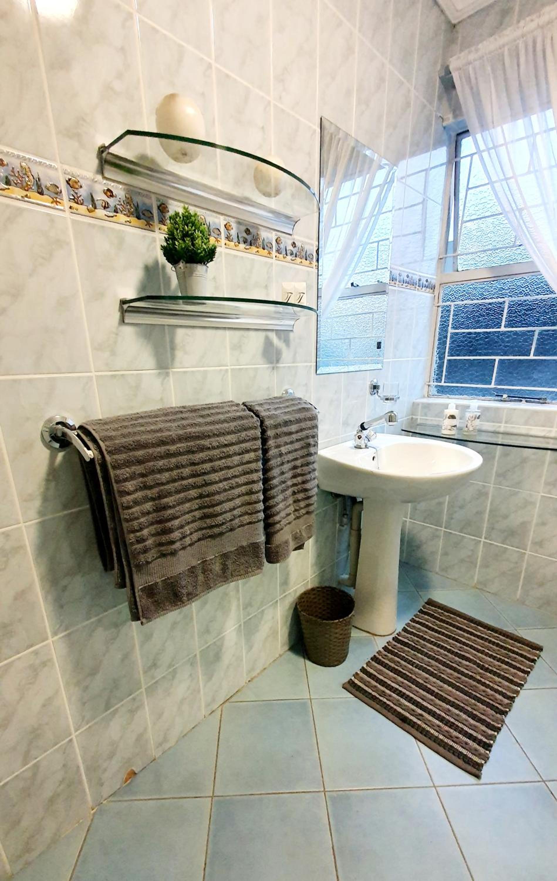 One-Bedroom Apartment - Photo 2