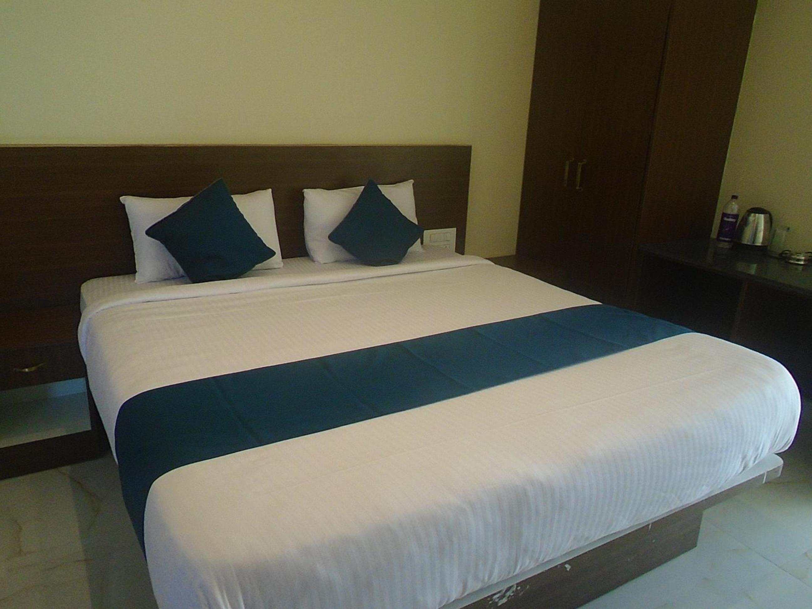 Deluxe Room - Photo 6