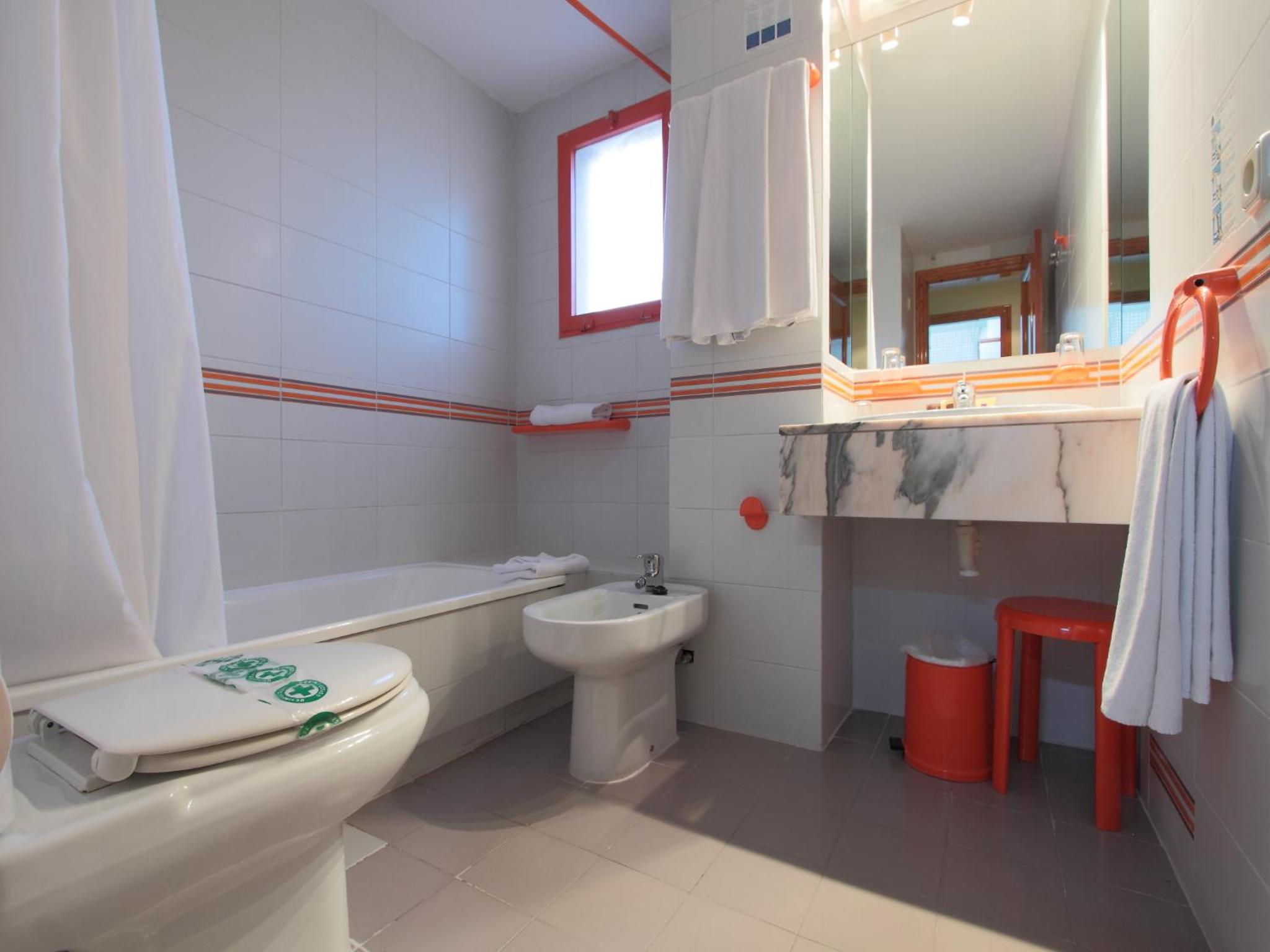 Deluxe Three-Bedroom Apartment (8 Adults)