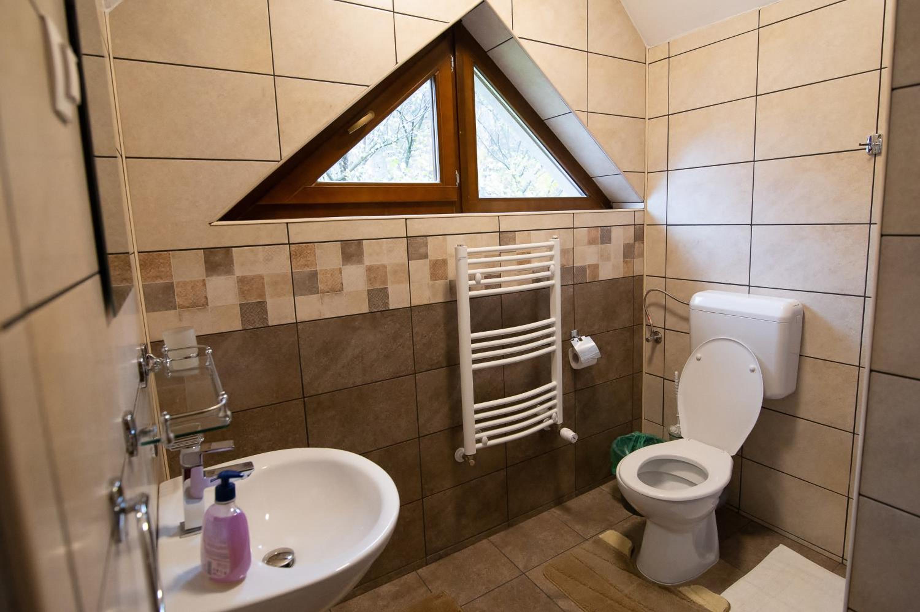 Double Room with Private Bathroom - Photo 15