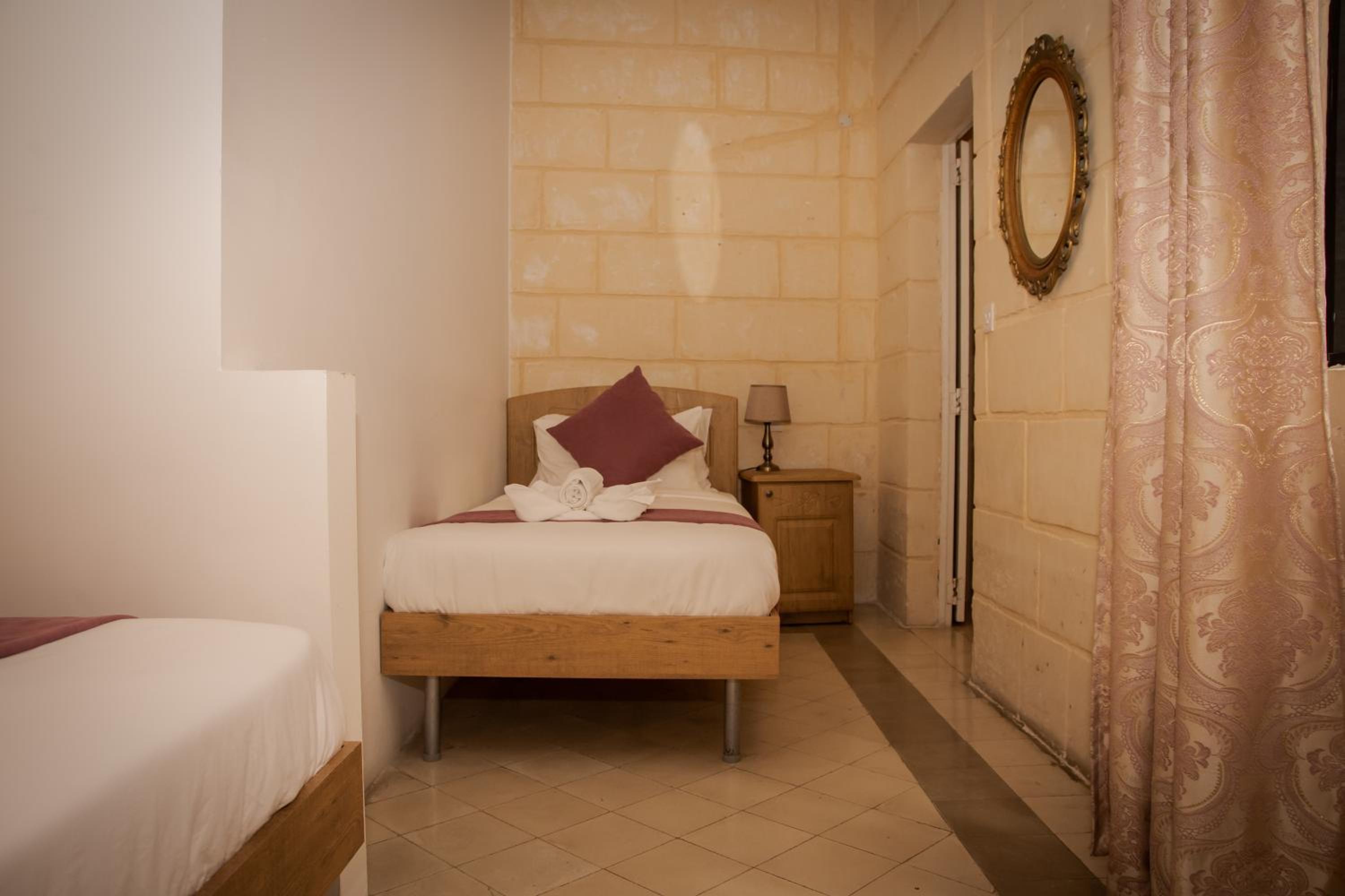 Twin Room - Photo 2