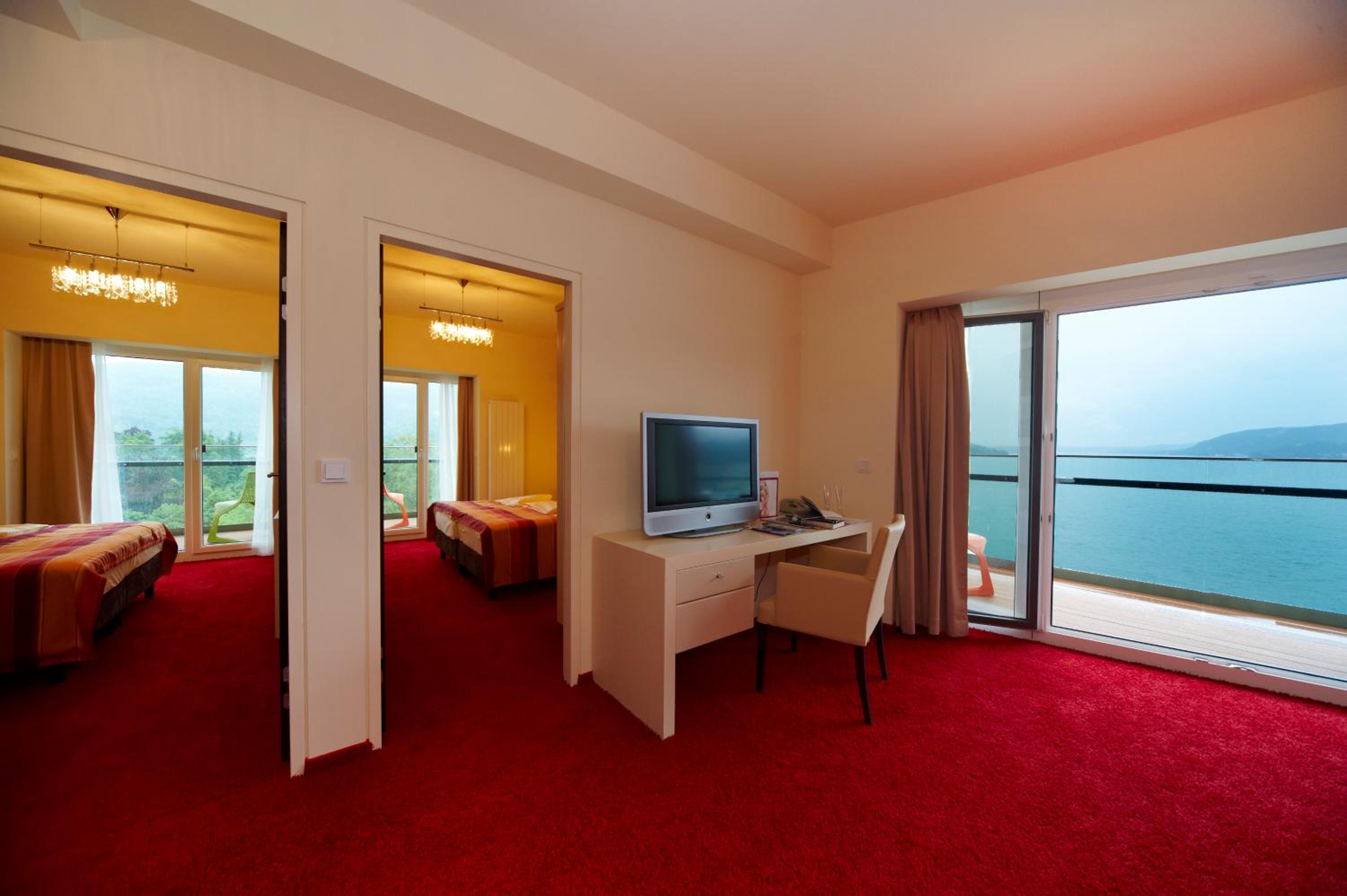 Superior Suite, 1 Bedroom, Balcony, Lake View