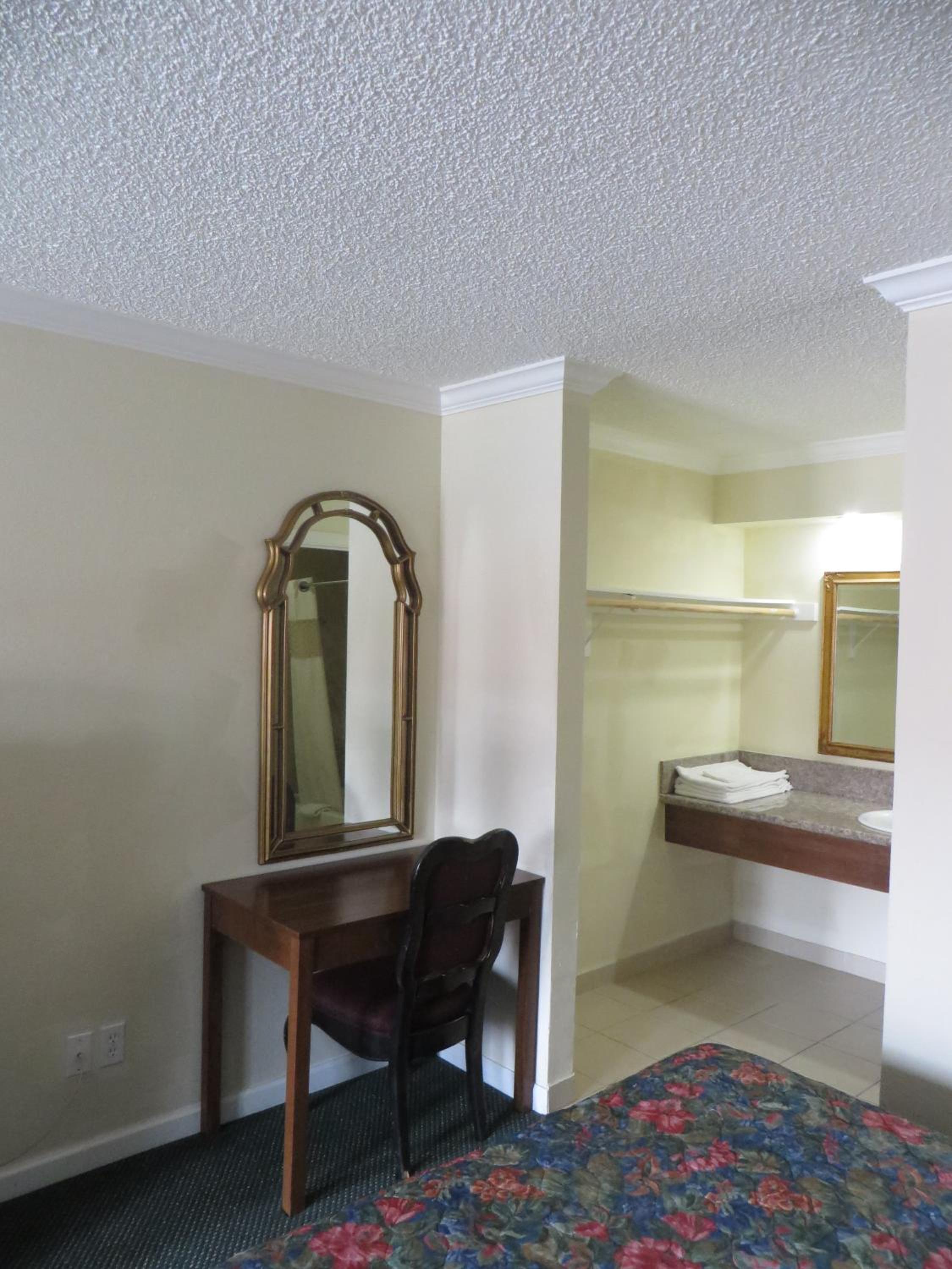 Queen Room with Two Queen Beds photo 3