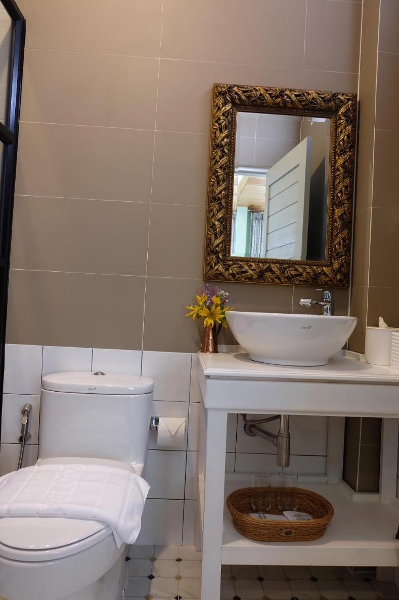 Standard Double Room - Photo 10
