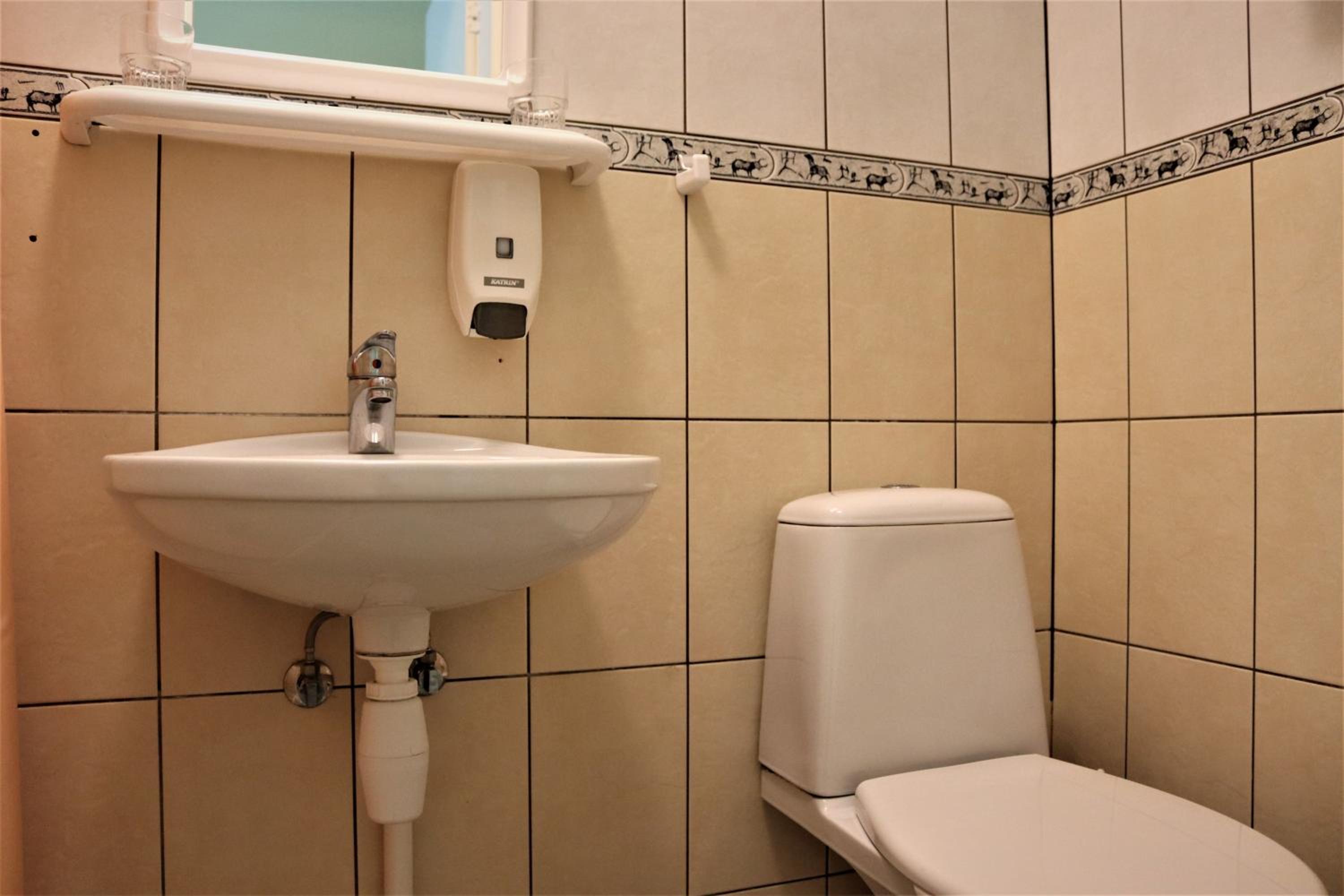 Twin Room with Private Bathroom - Photo 3
