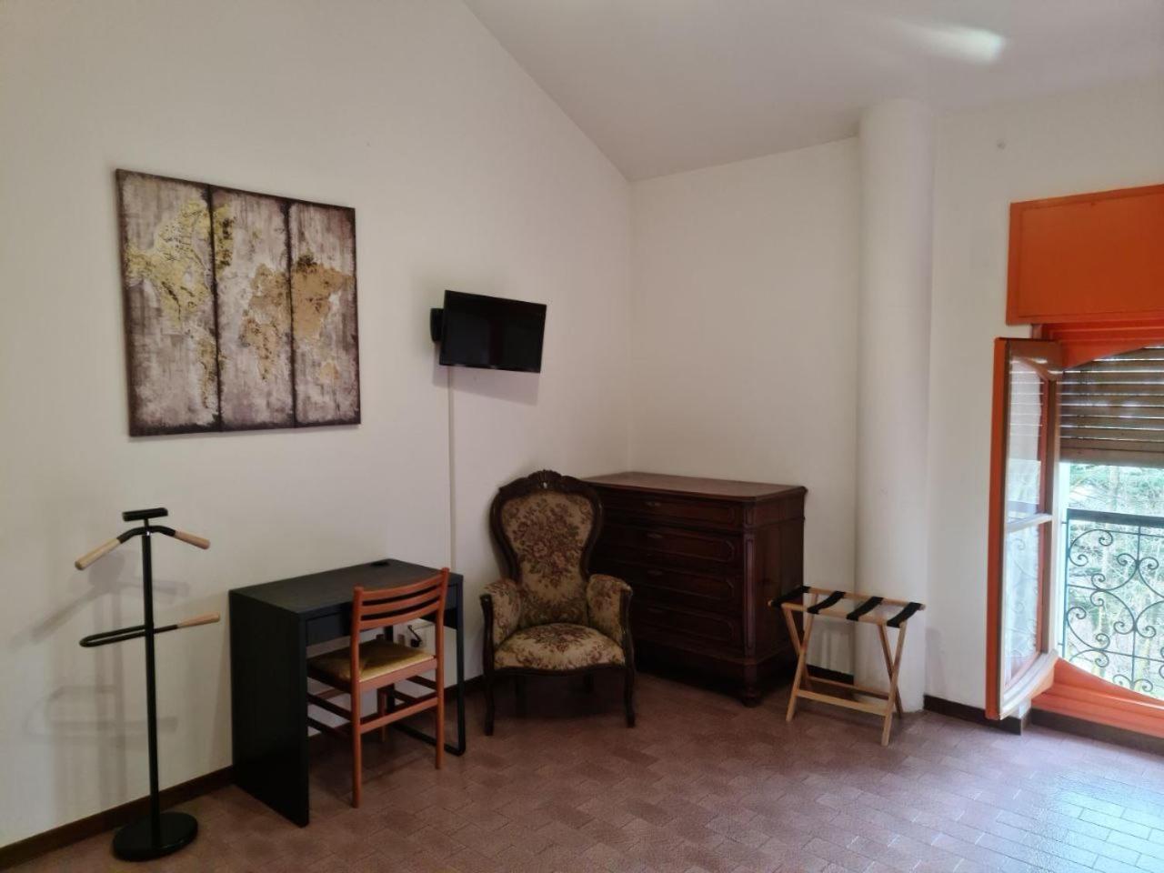 Budget Twin Room - Photo 4