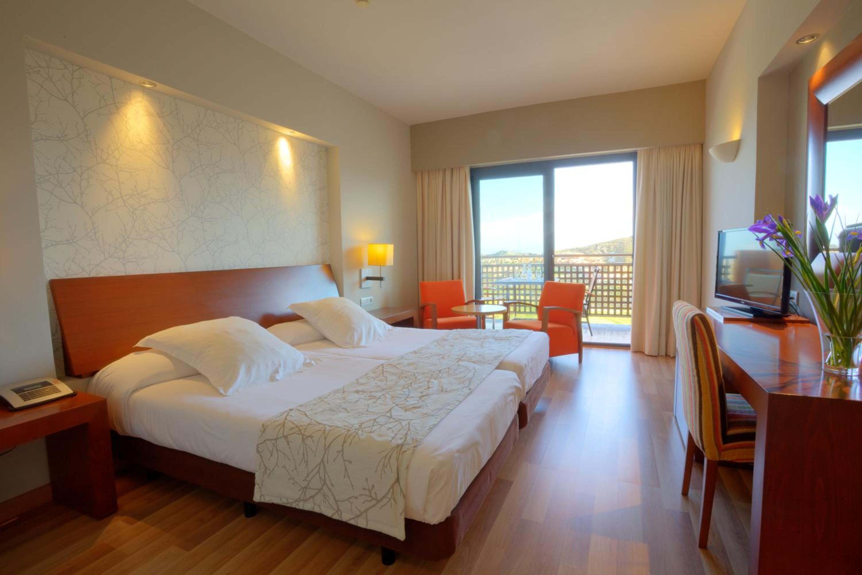 Twin Room with Extra Bed (2 Adults + 1 Child) photo 2