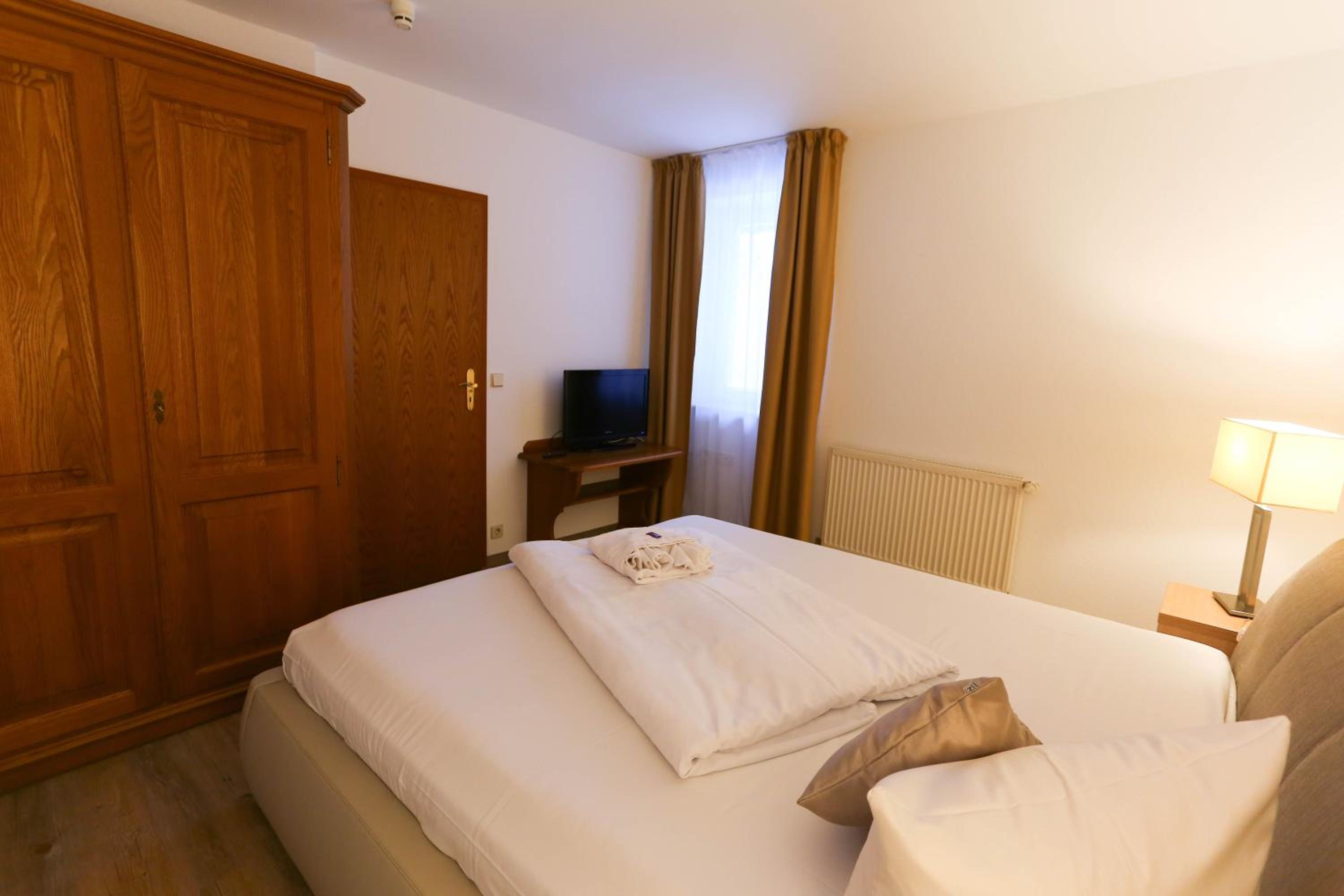 Deluxe Family Suite - Photo 6