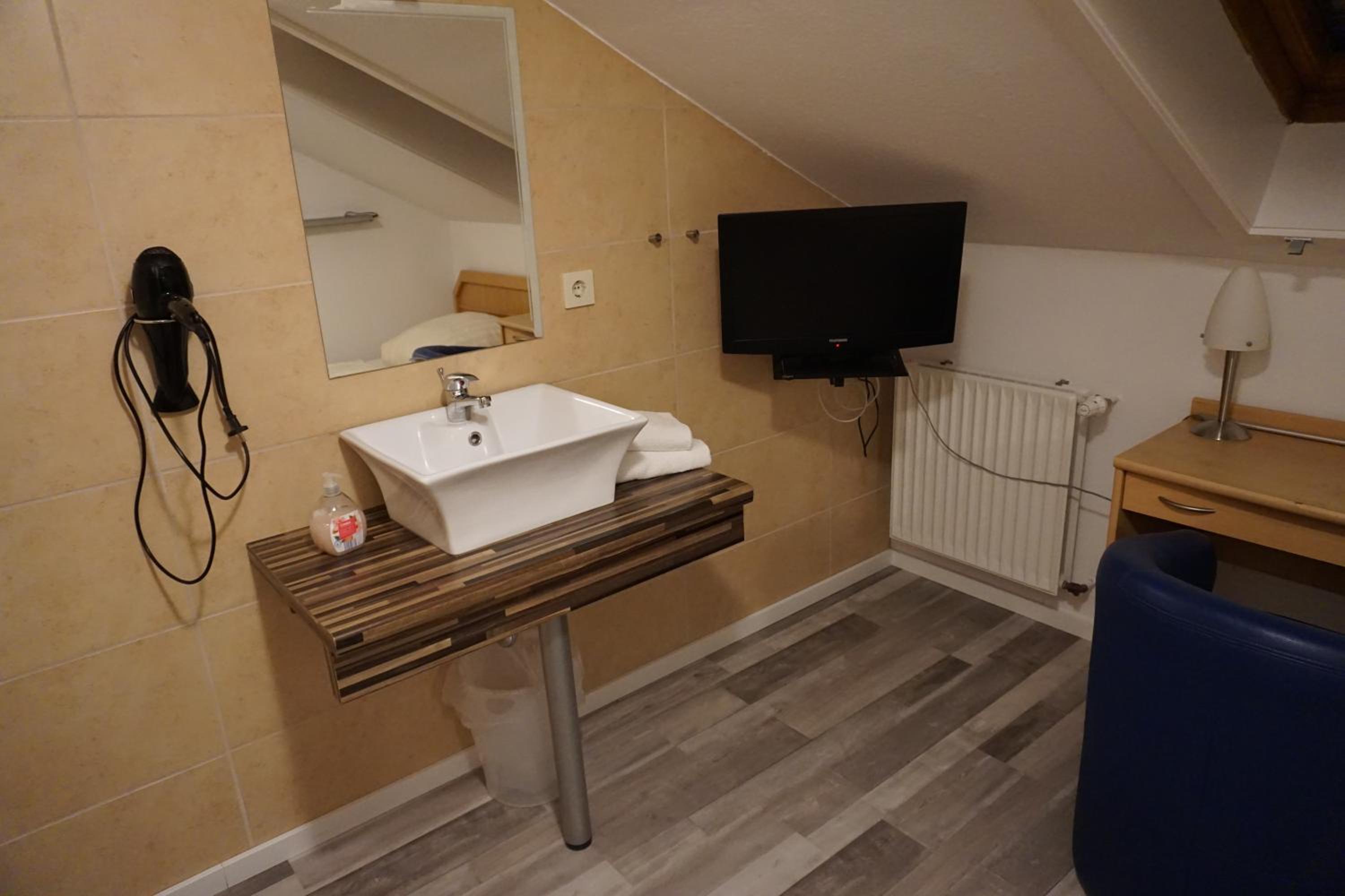 Single Room with Shared Bathroom photo 3
