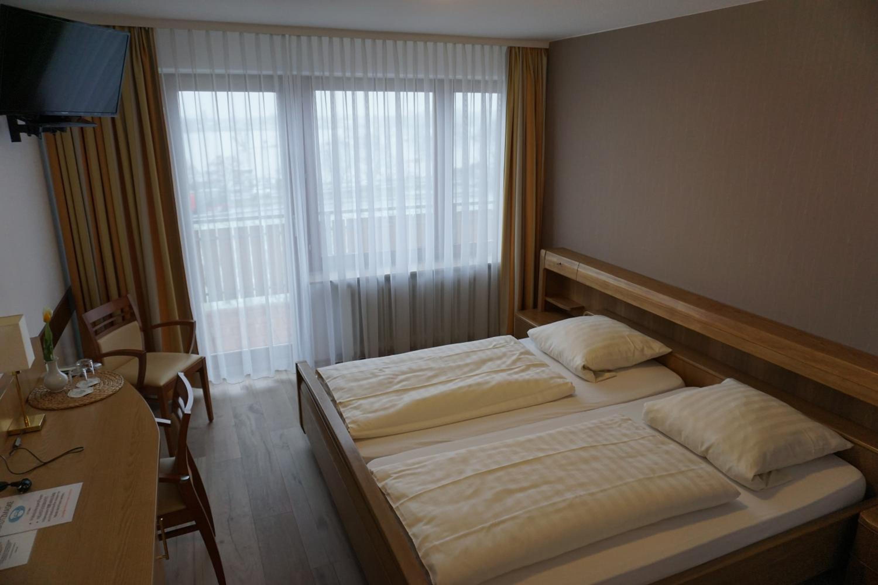 Double Room with Balcony - Photo 2