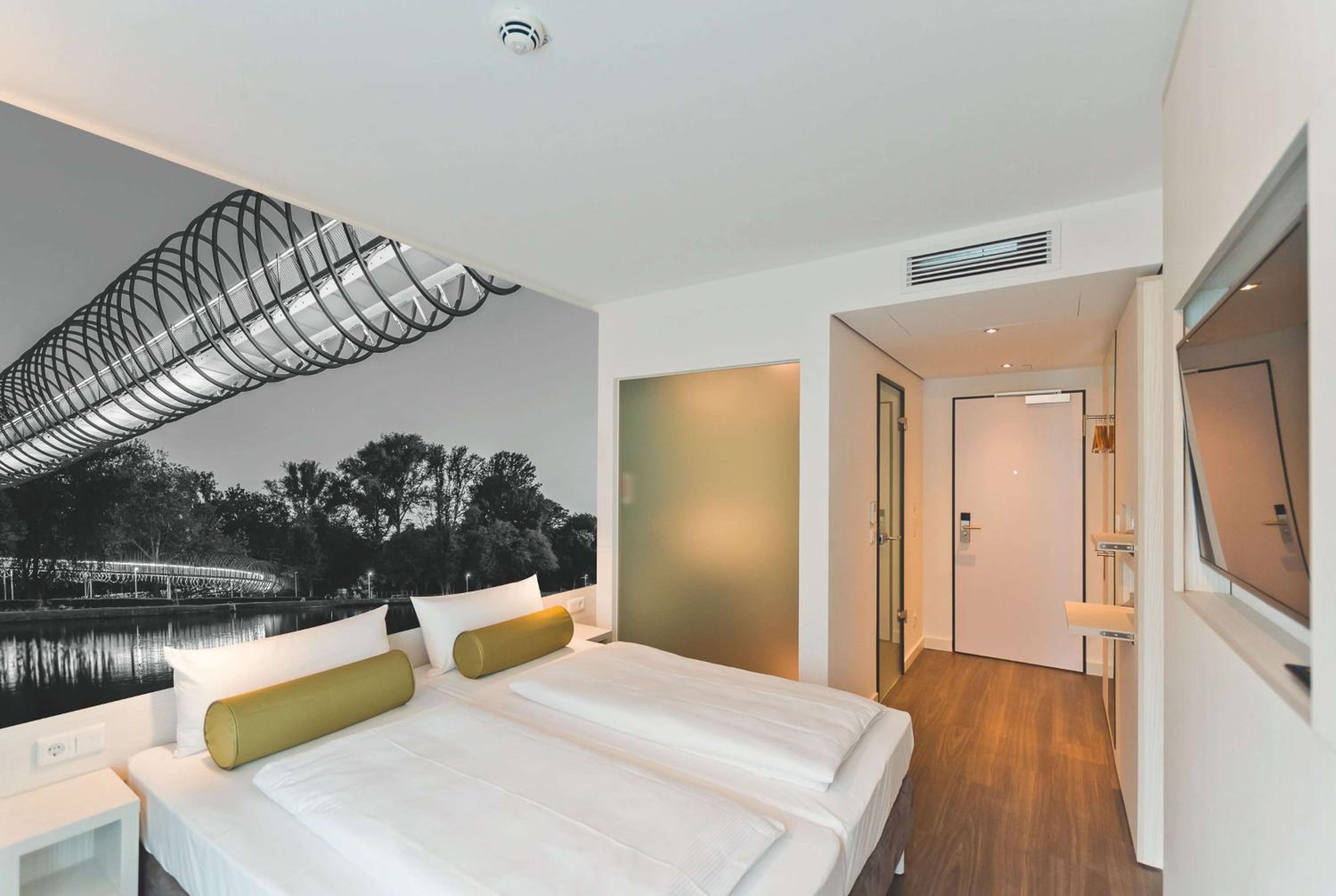 Standard Accessible Room - Photo 7