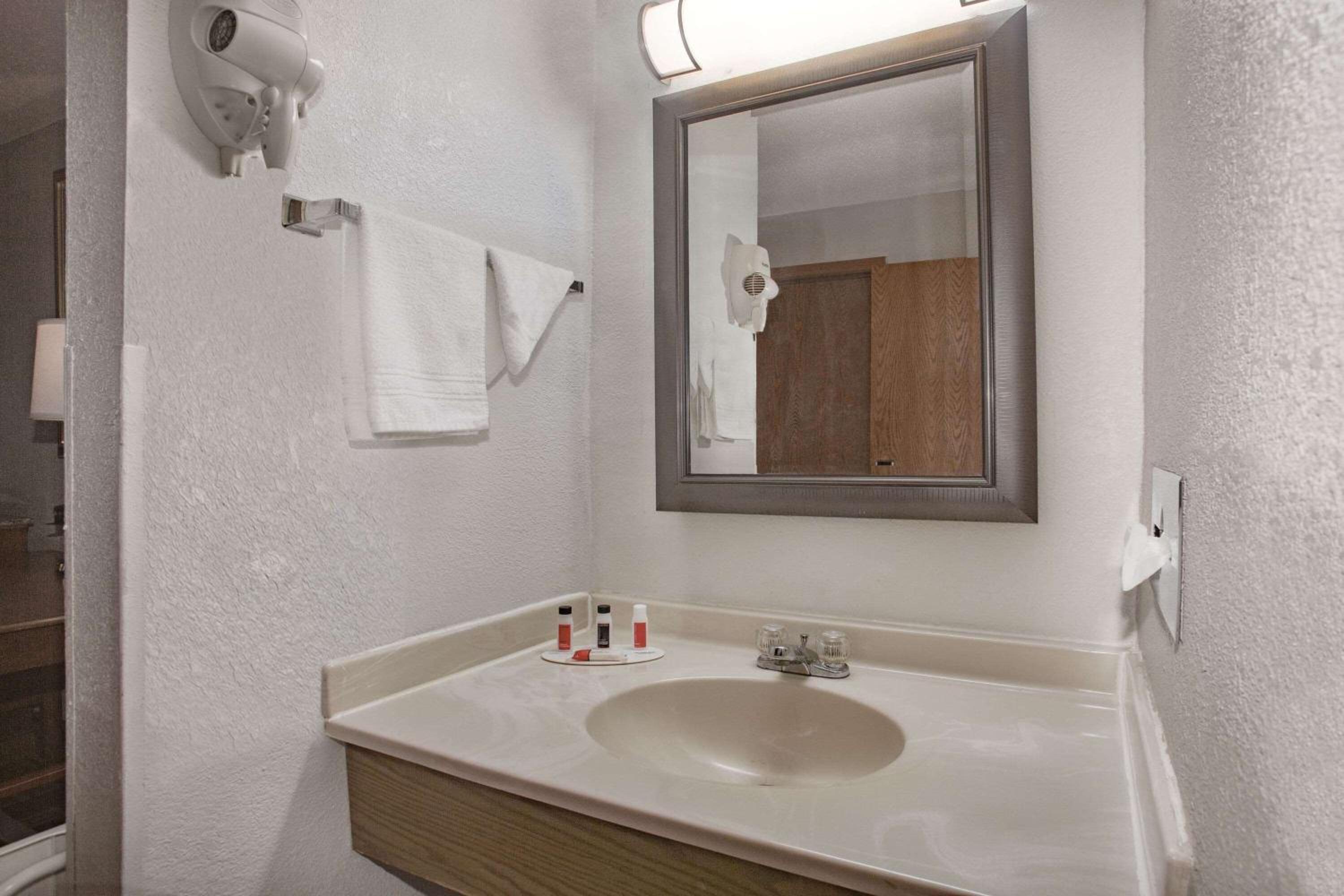 Double Room with Two Double Beds - Non-Smoking - Photo 2