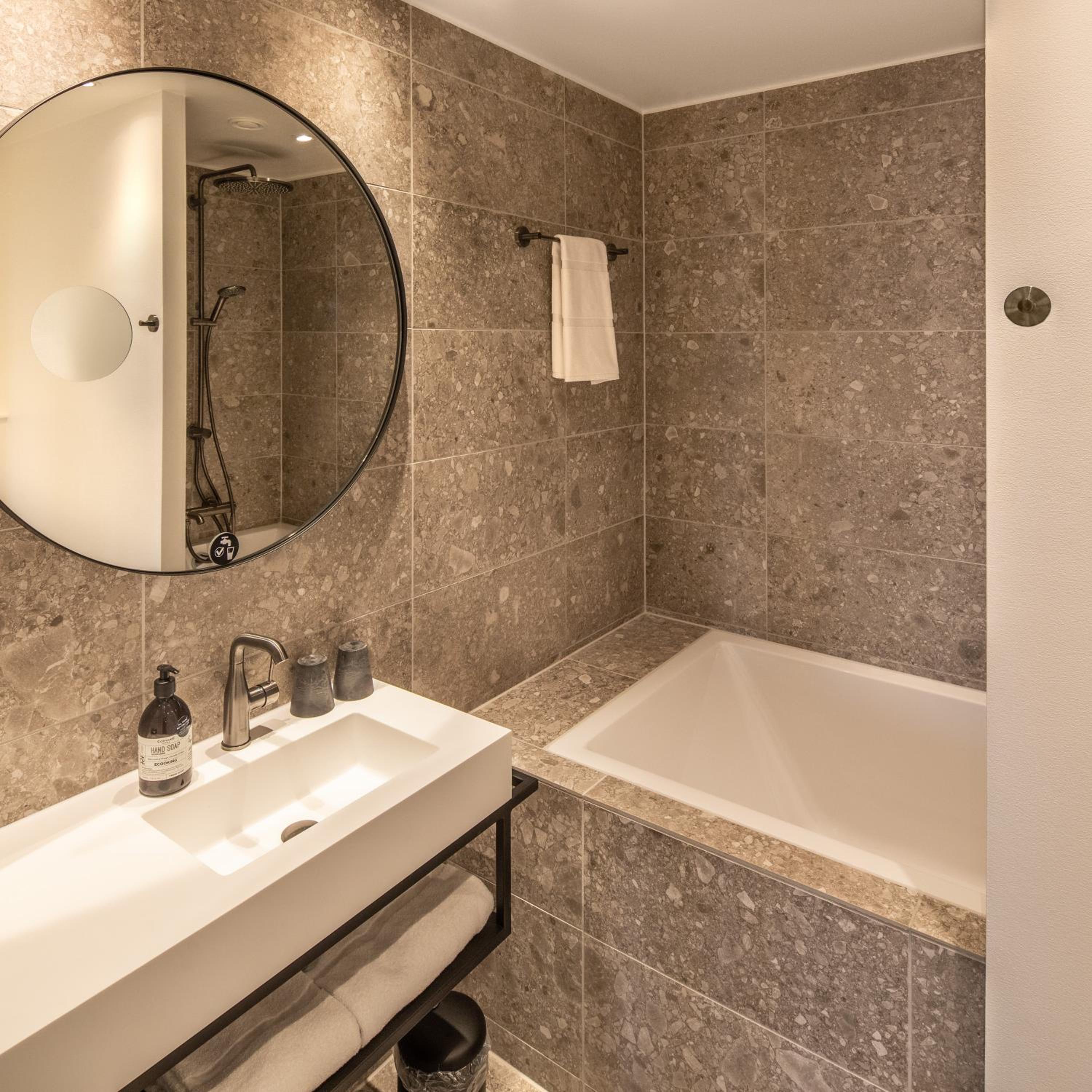 Executive Suite - Photo 2