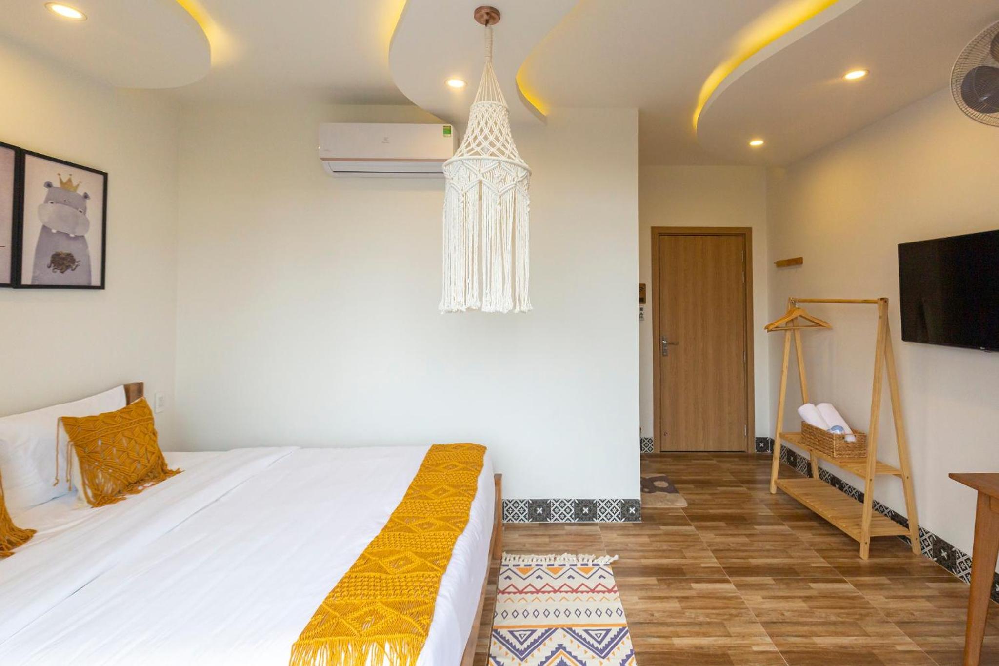 Deluxe Double Room with Balcony - Photo 10