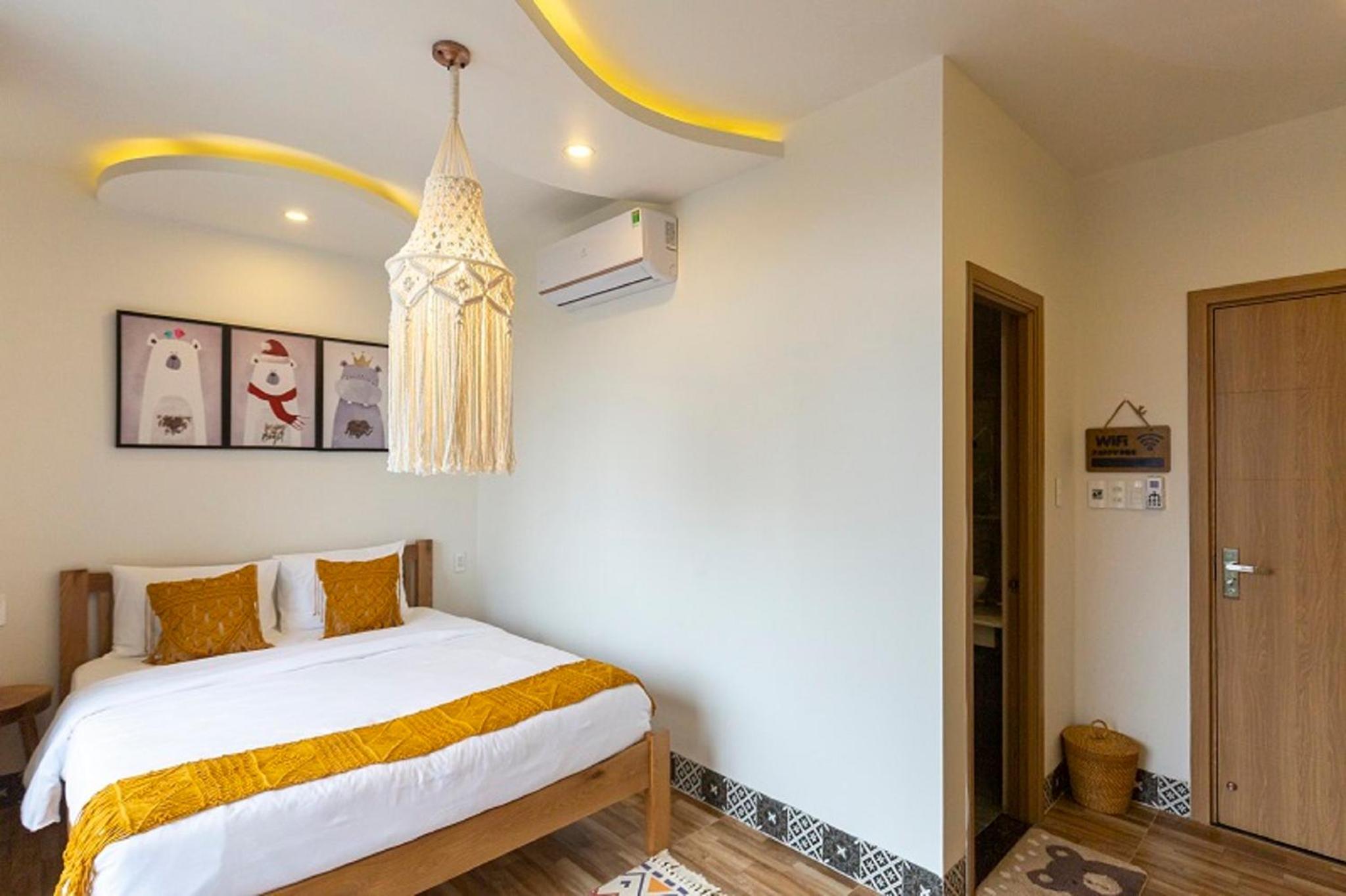 Deluxe Double Room with Balcony - Photo 9