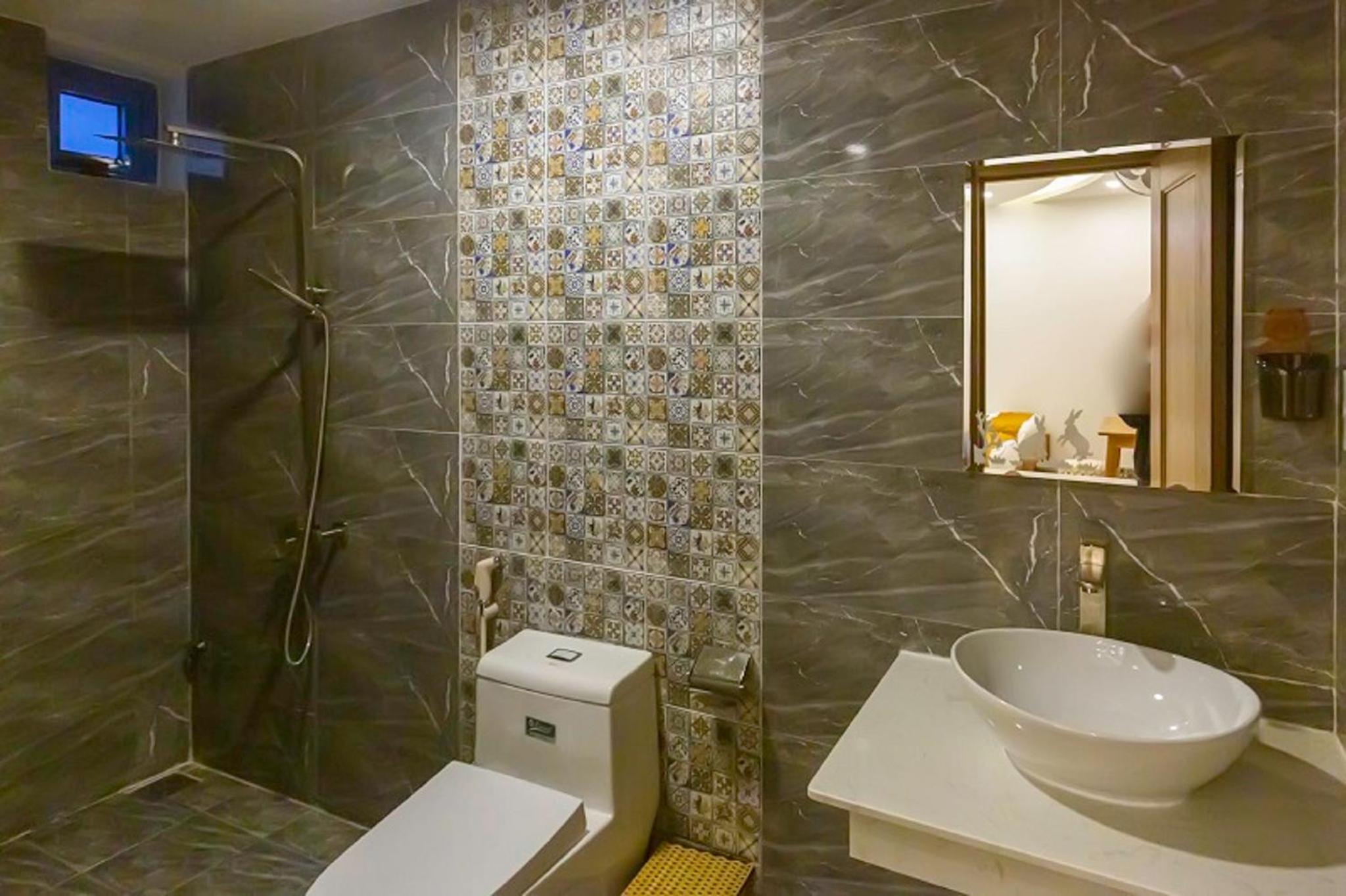 Deluxe Double Room with Balcony - Photo 7