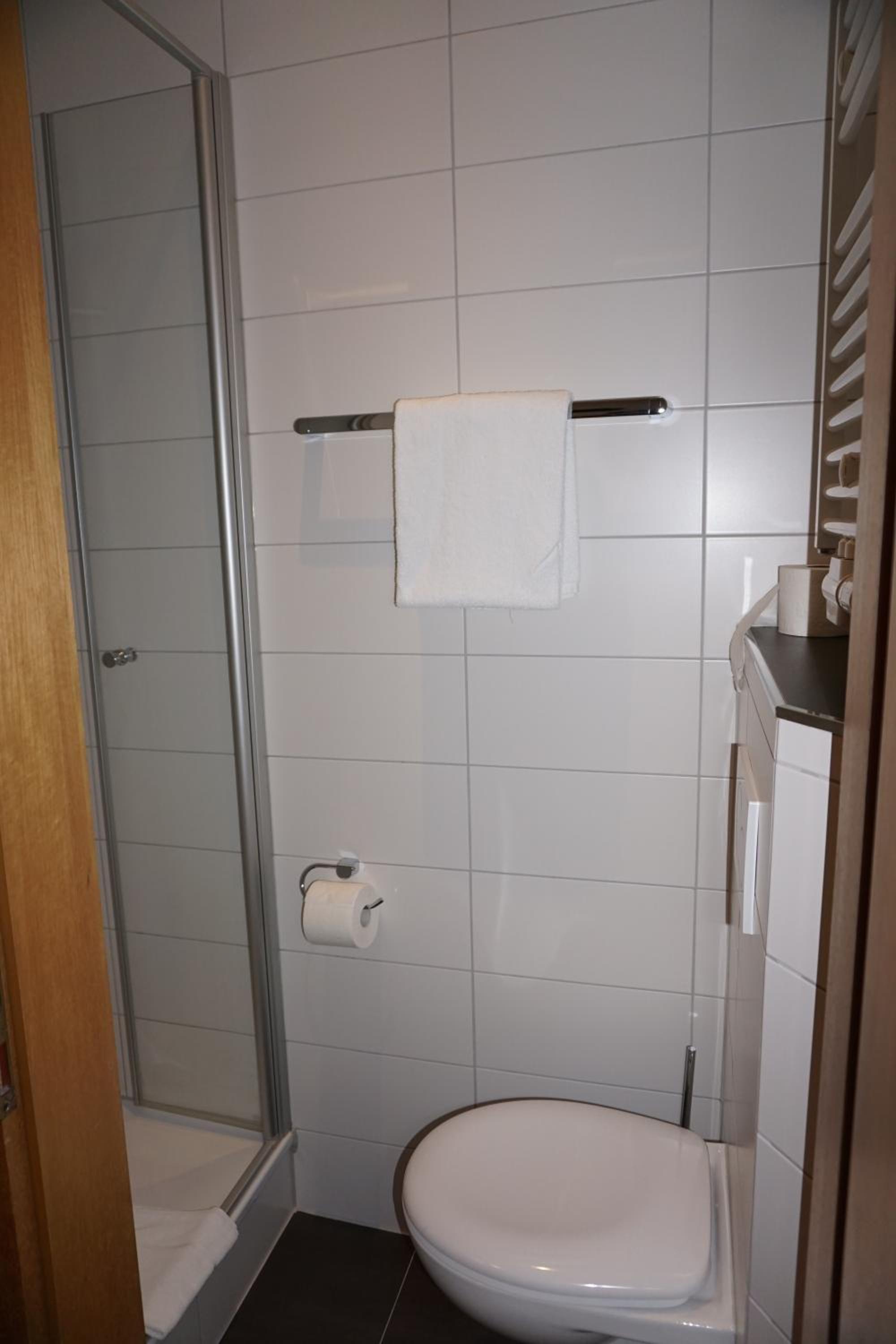 Budget Double Room - Photo 6