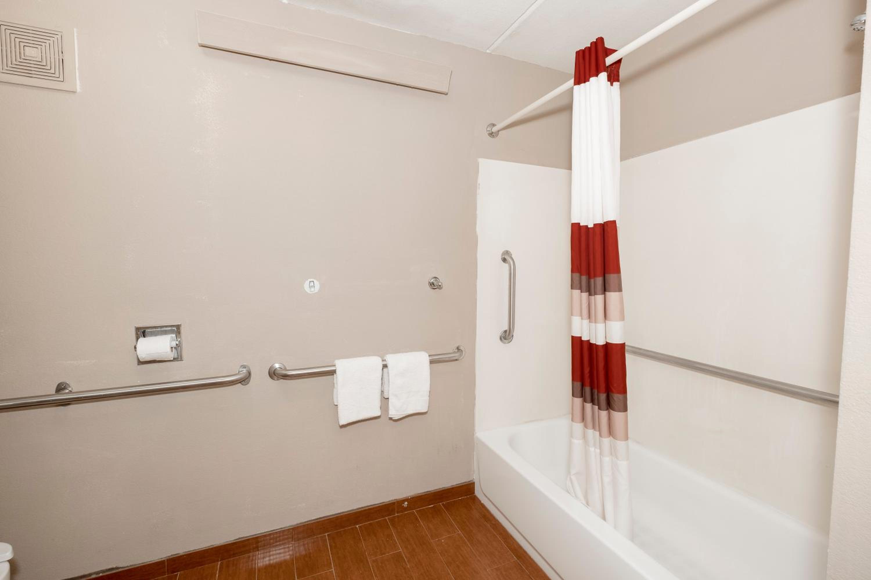Deluxe King Room Disability Access Non-Smoking - Photo 4