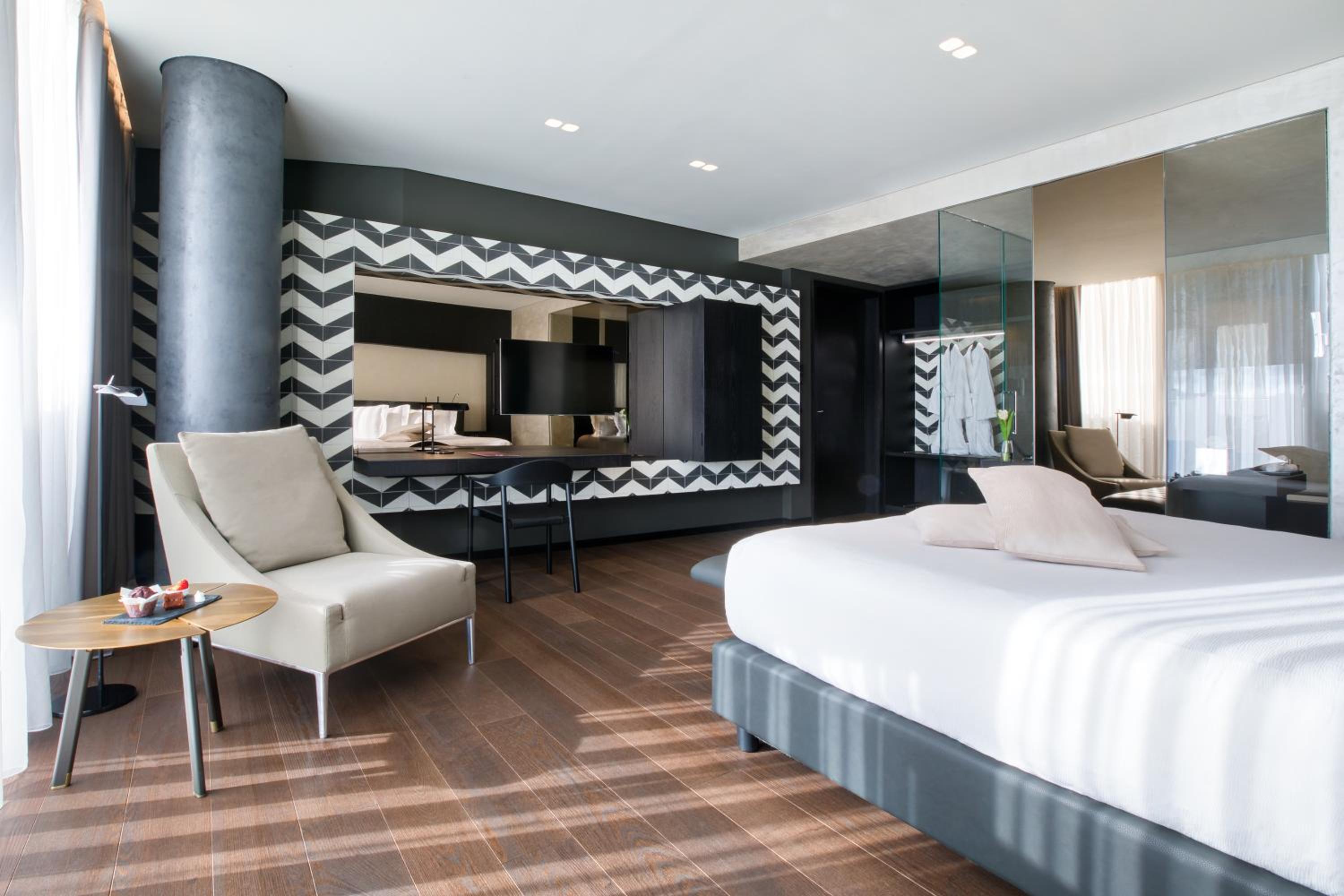 Superior Double or Twin Room with City View photo 3