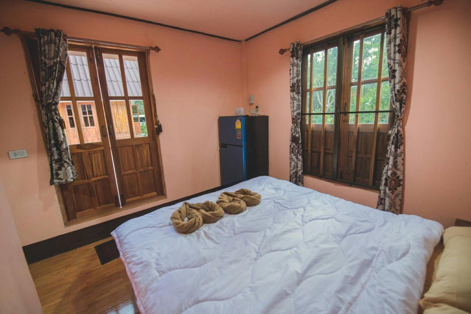 Deluxe Room (2 Adults + 1 Child) - Photo 9