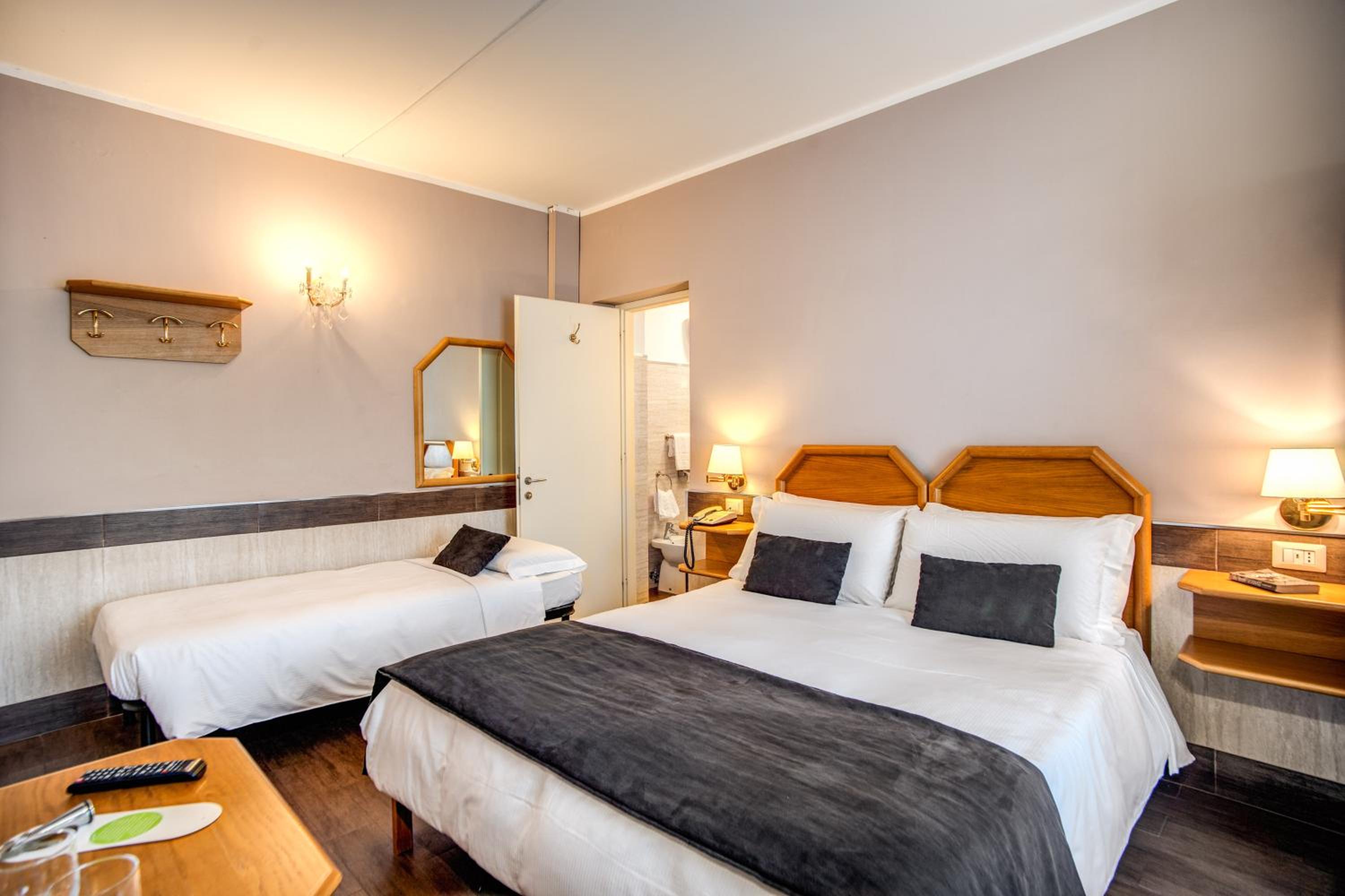 Quadruple Room thumbnail 6