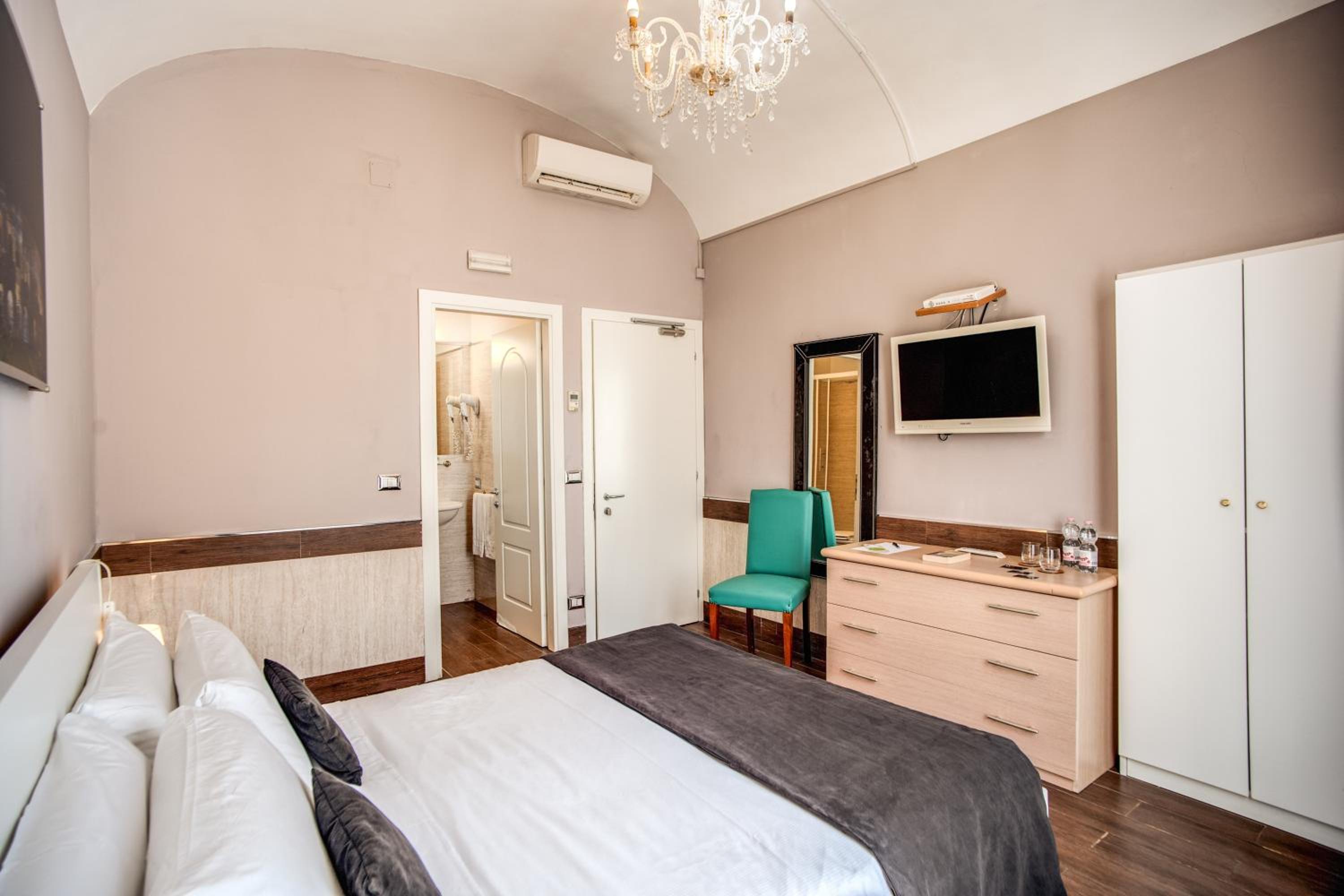 Double Room thumbnail 6