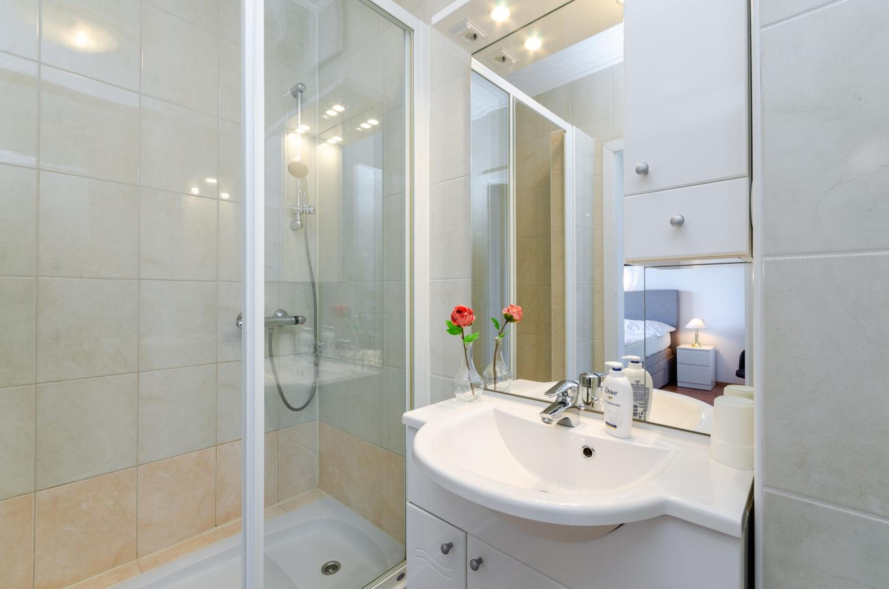 Double Room with Balcony - Photo 5