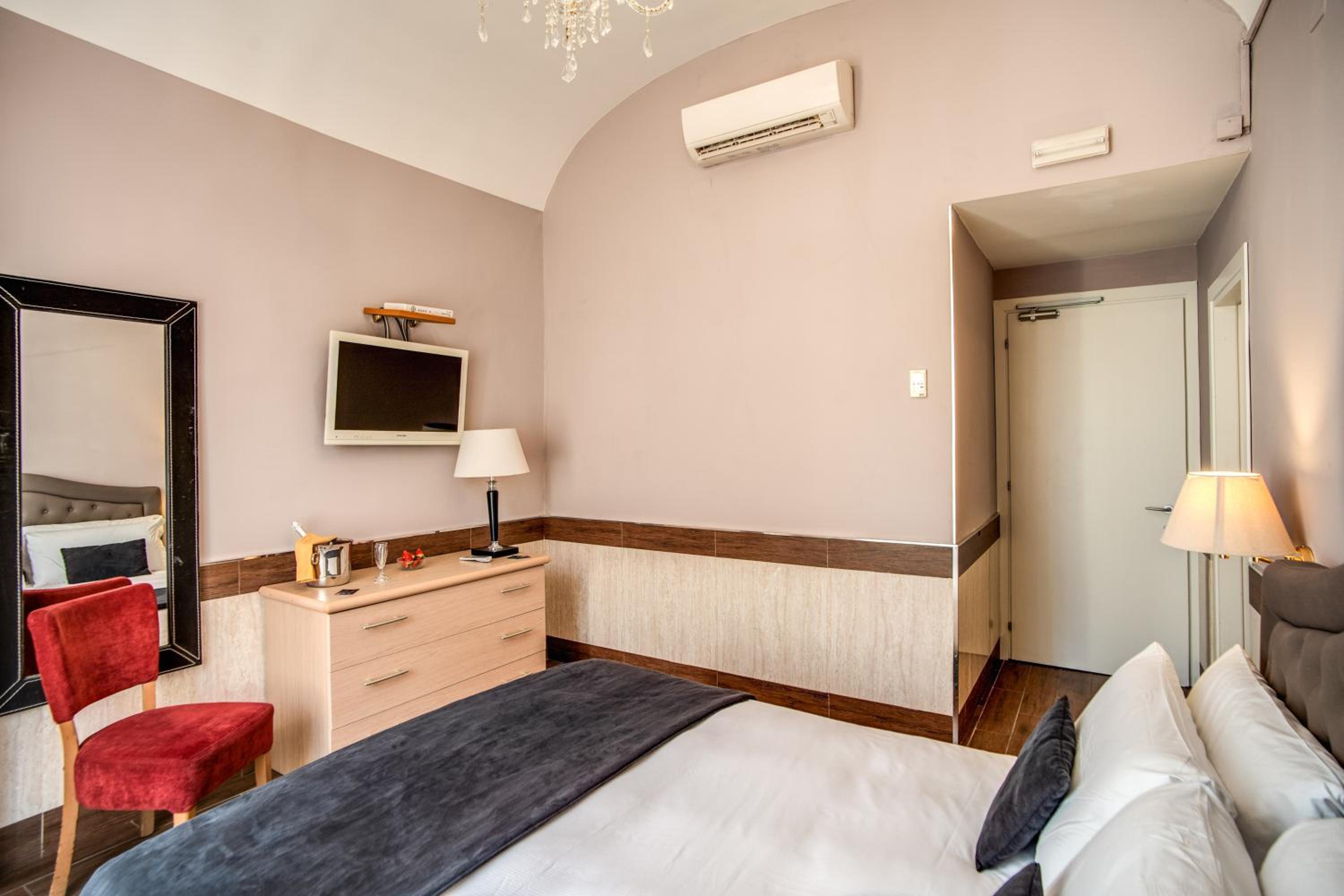 Double Room thumbnail 5