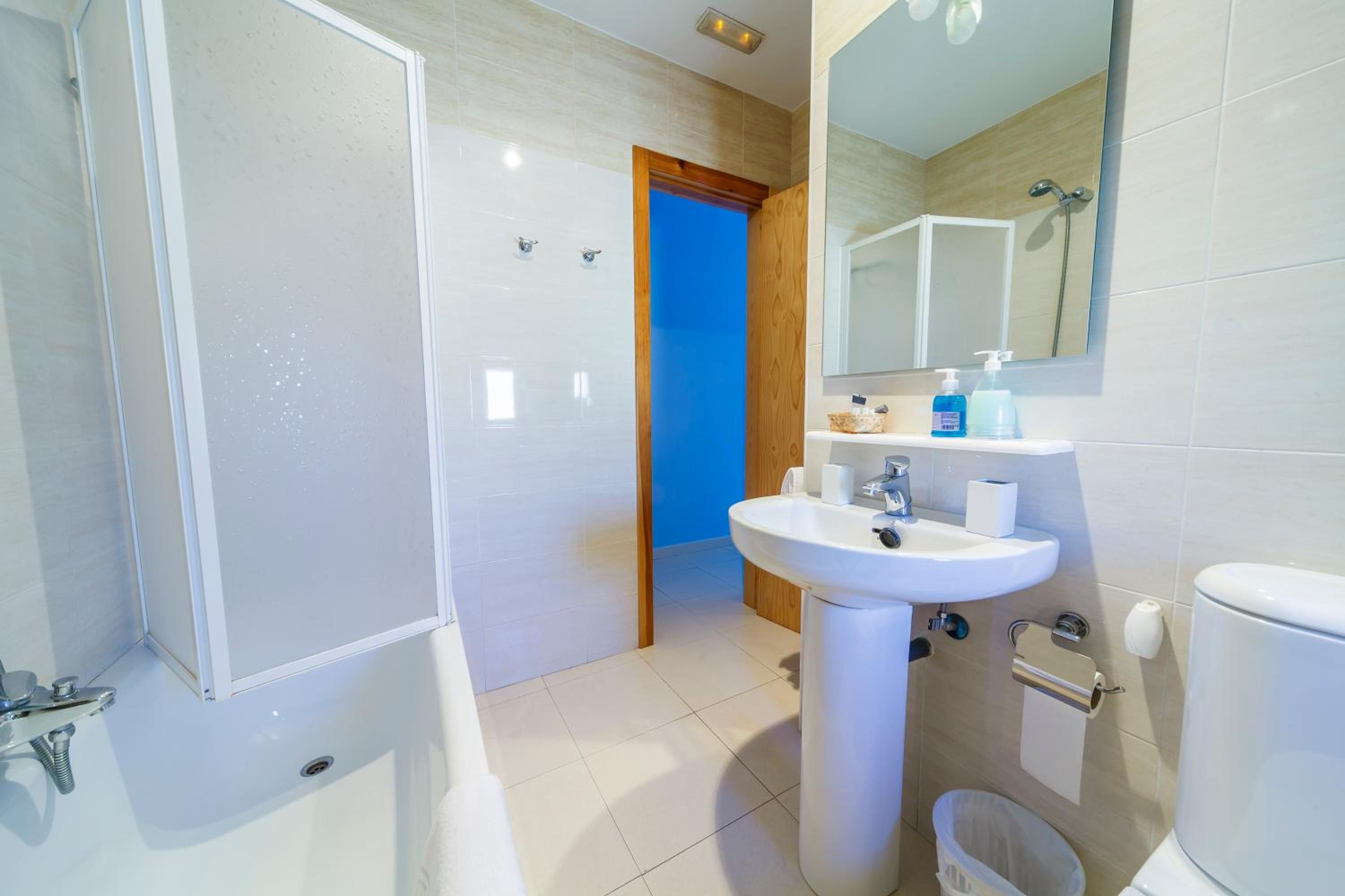 Economy Double or Twin Room photo 3