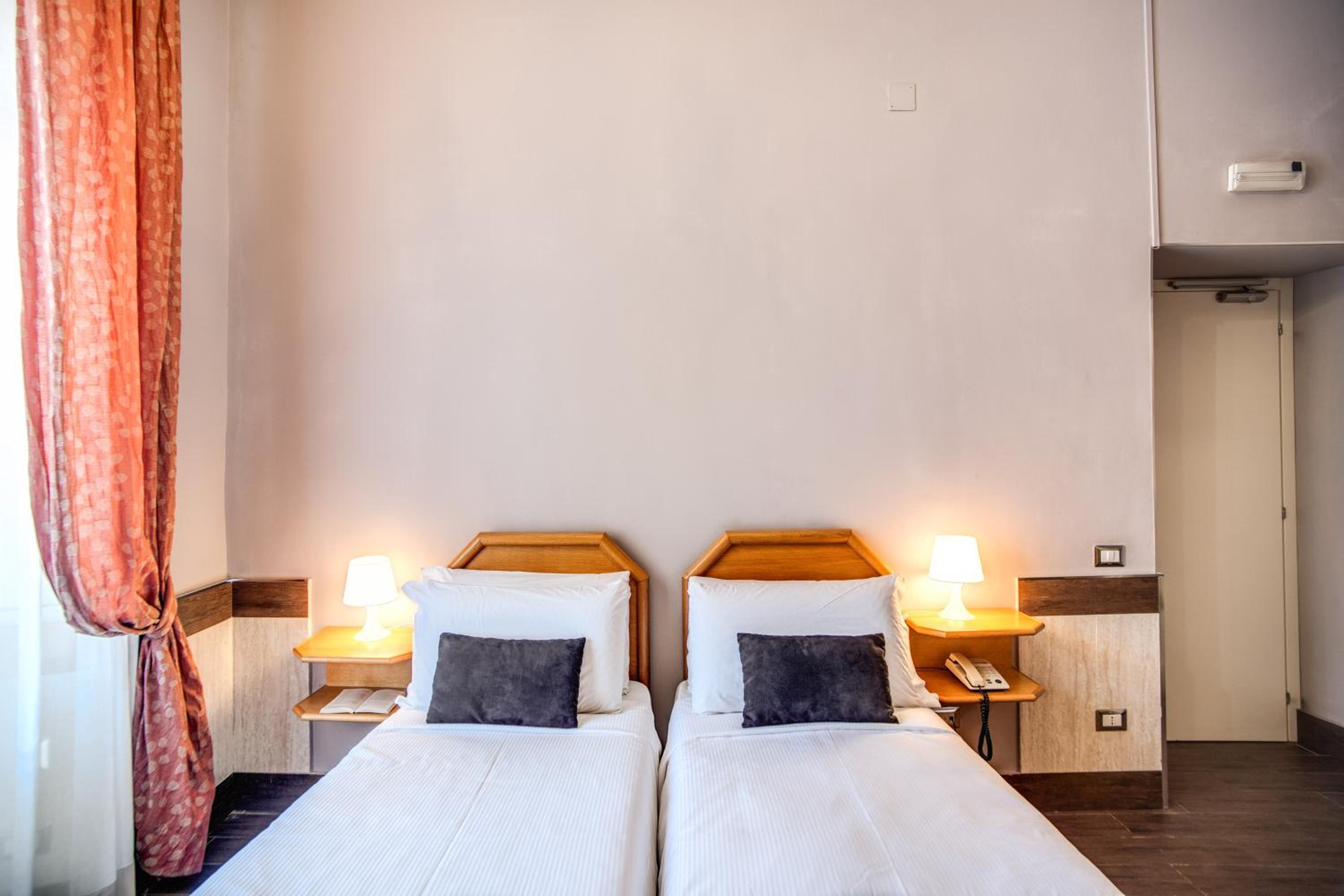Twin Room thumbnail 6