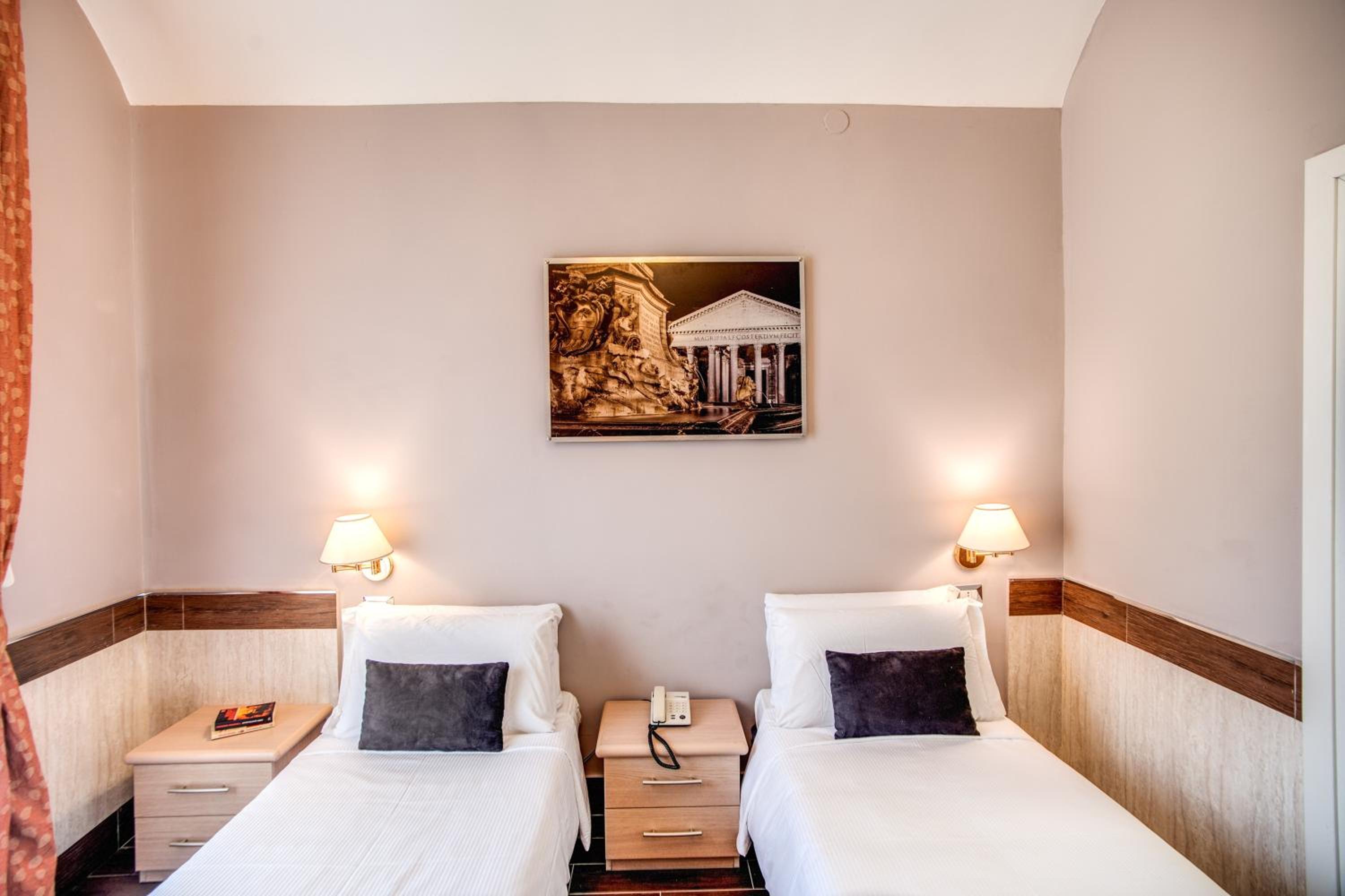 Twin Room thumbnail 6