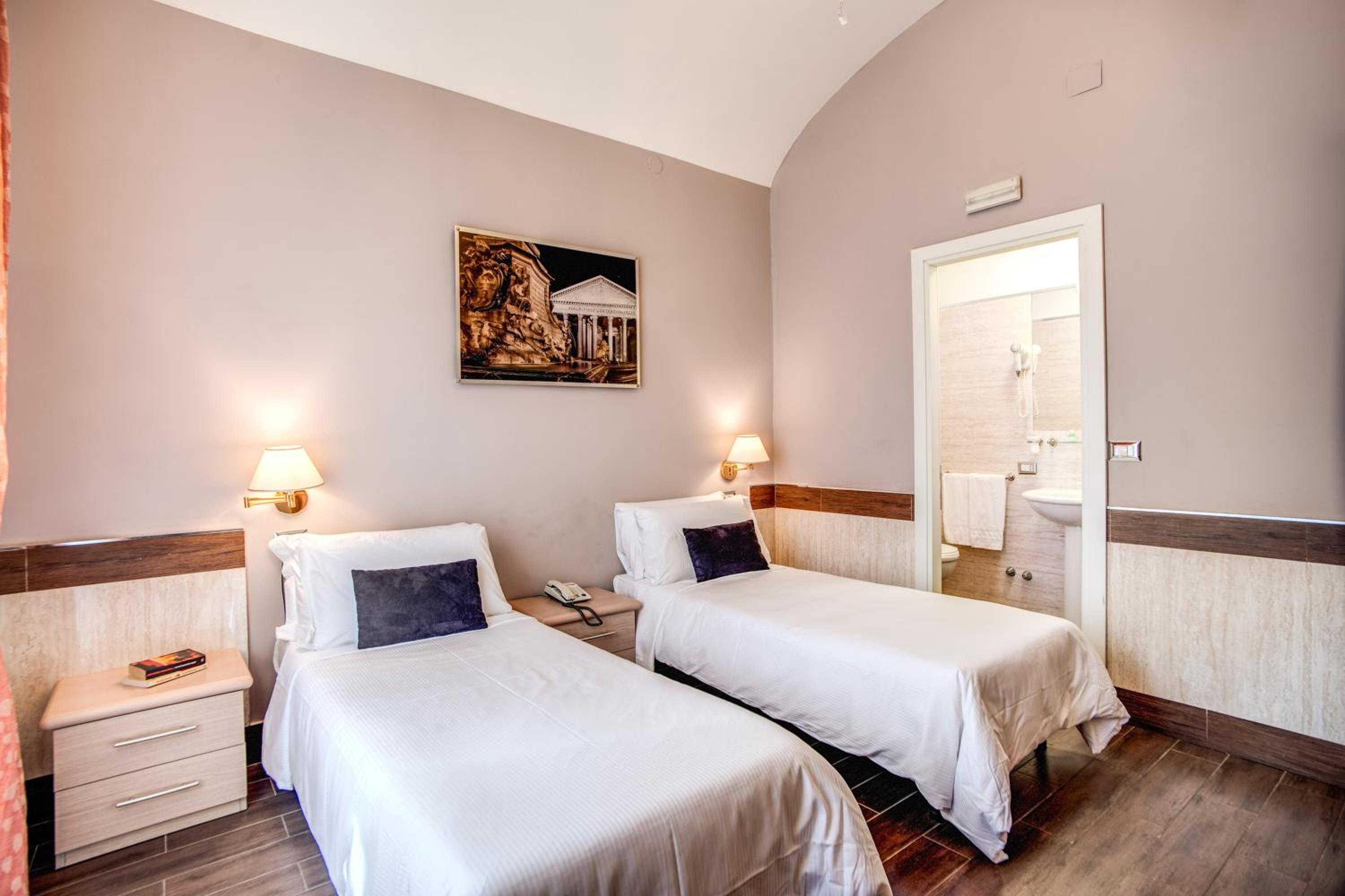 Twin Room thumbnail 5