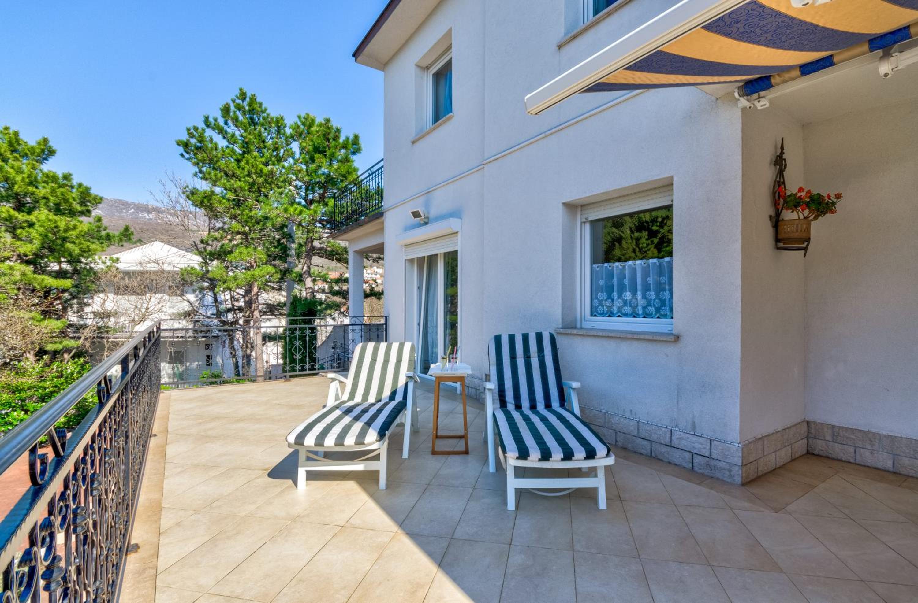 Apartment with Terrace - Photo 4