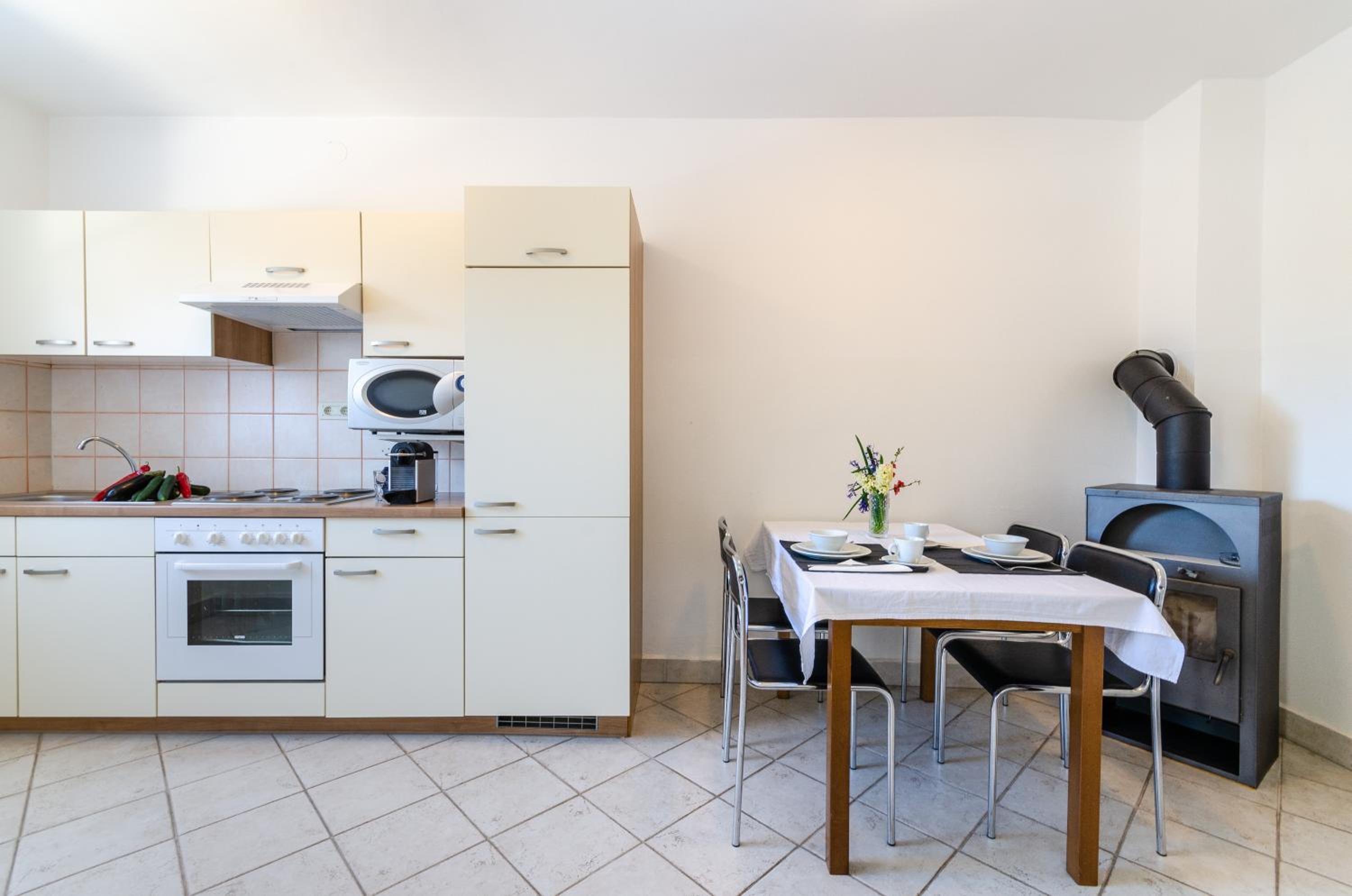 Apartment with Terrace - Photo 8