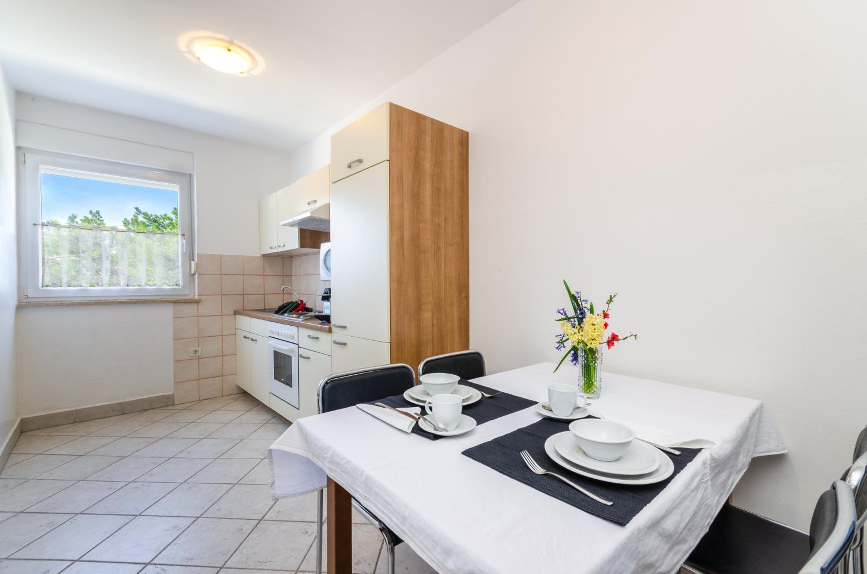Apartment with Terrace - Photo 7