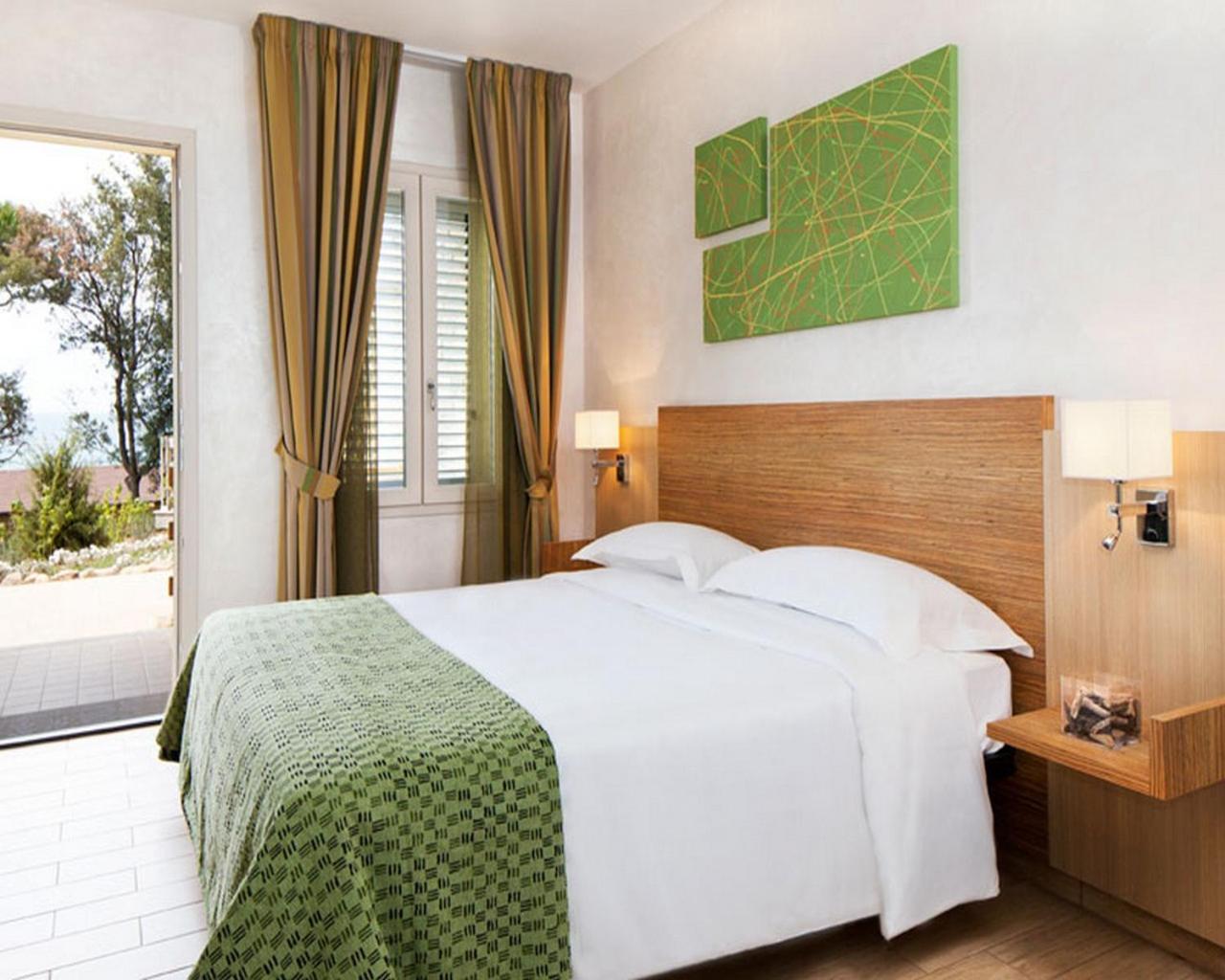 Double Room With Partial Sea View