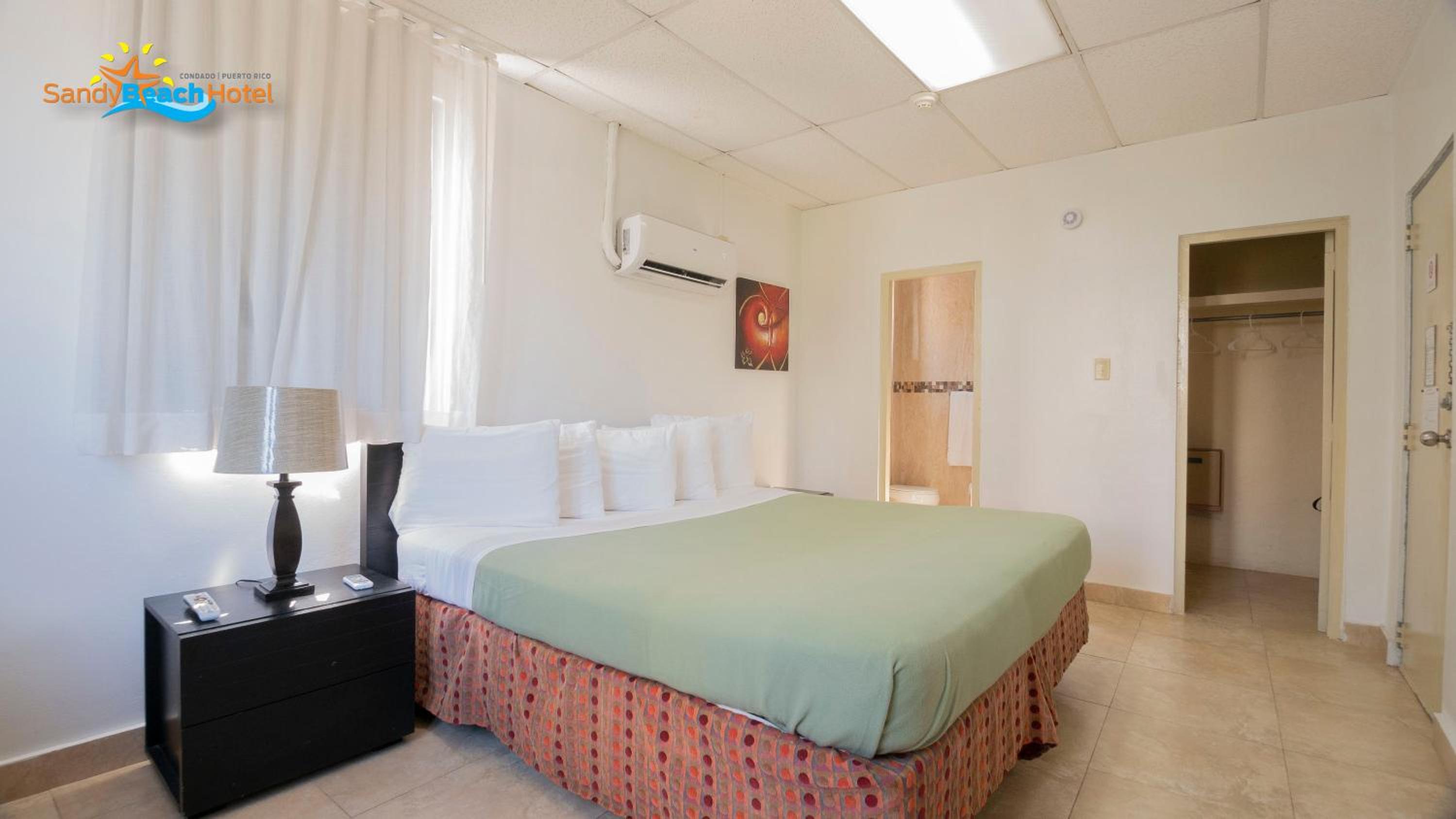 Standard Room, One Queen Bed photo 3