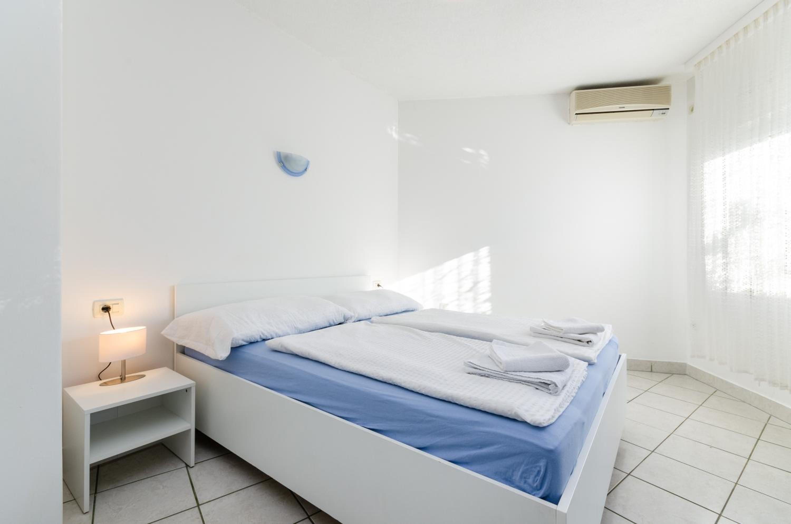 Studio Apartment - Photo 1